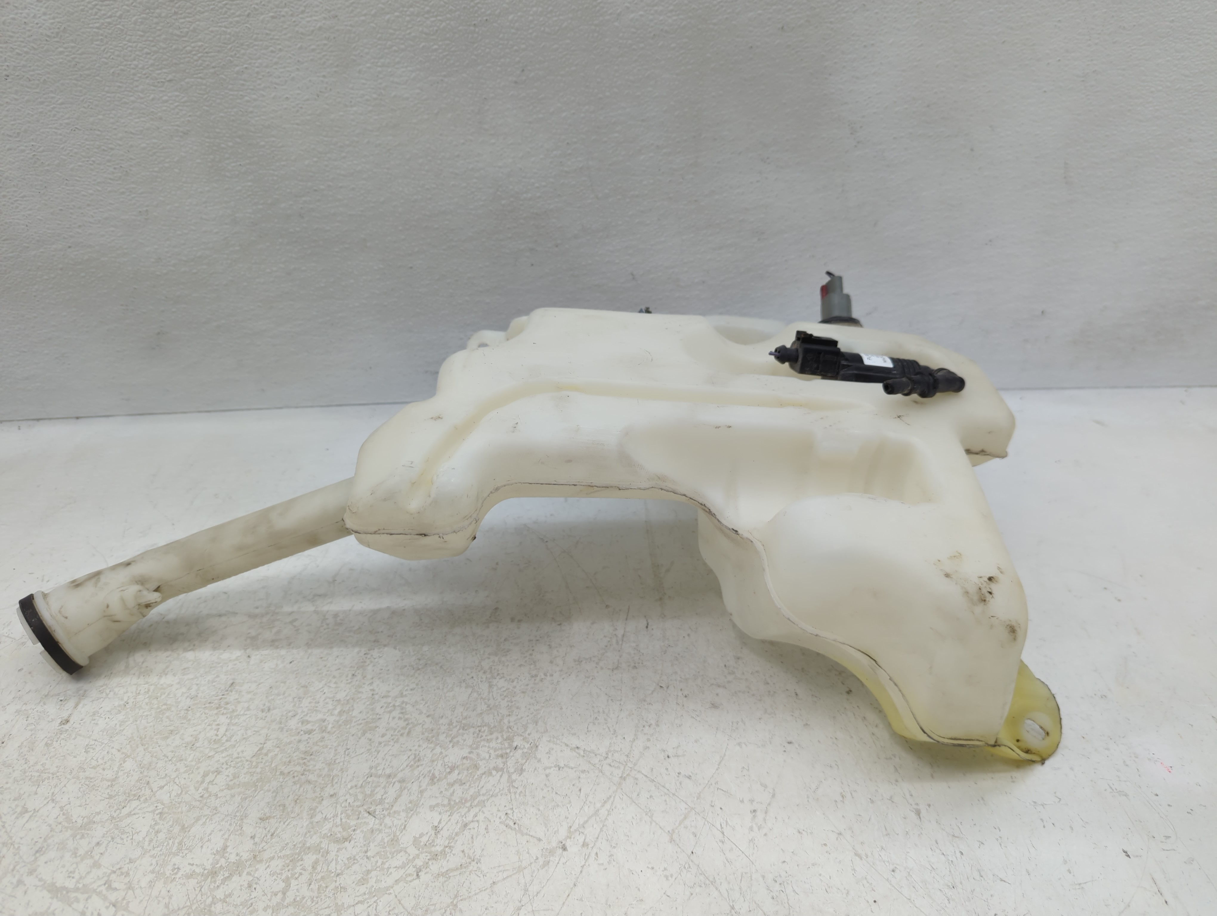 2017-2021 Chevrolet Malibu Windshield Washer Fluid Reservoir Bottle Oem 1122191 - Oemusedautoparts1.com