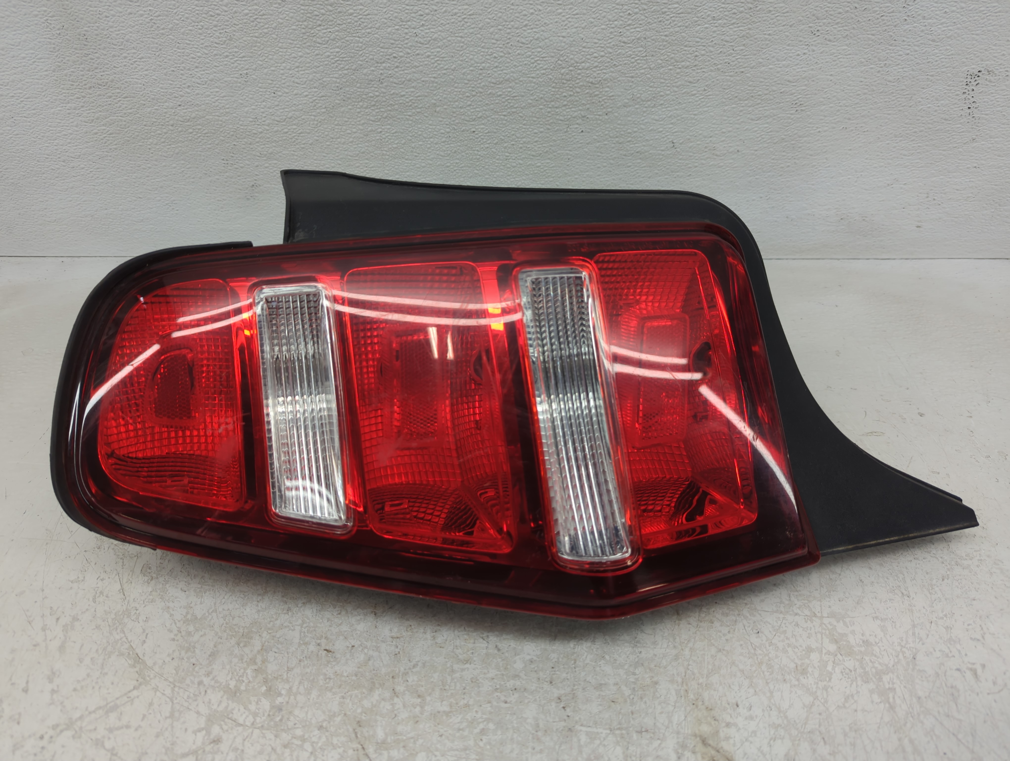 2010-2012 Ford Mustang Driver Left Side Tail Light Taillight Oem 1122224 - Oemusedautoparts1.com