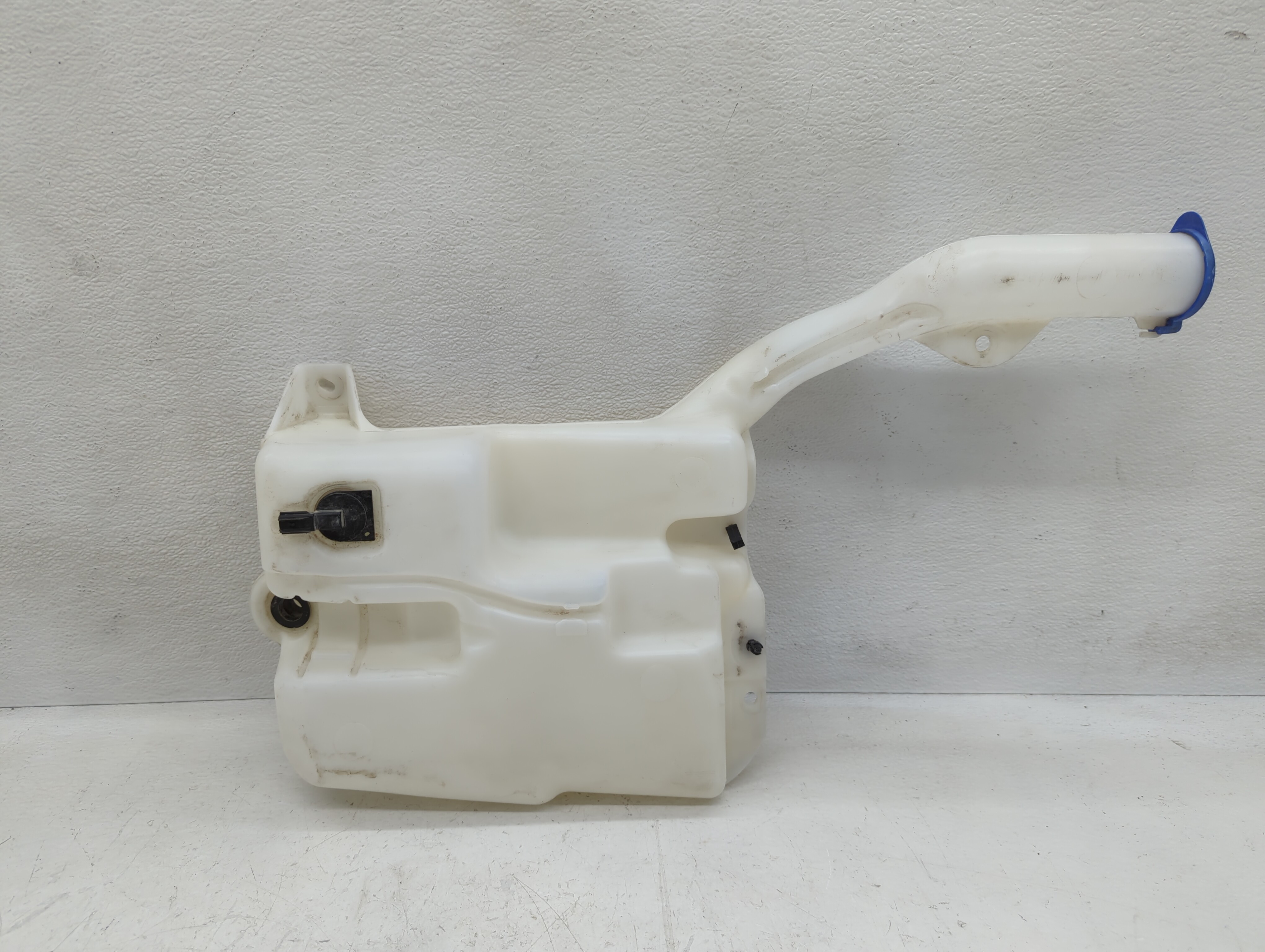 2017-2020 Ford Fusion Windshield Washer Fluid Reservoir Bottle Oem 1122242 - Oemusedautoparts1.com