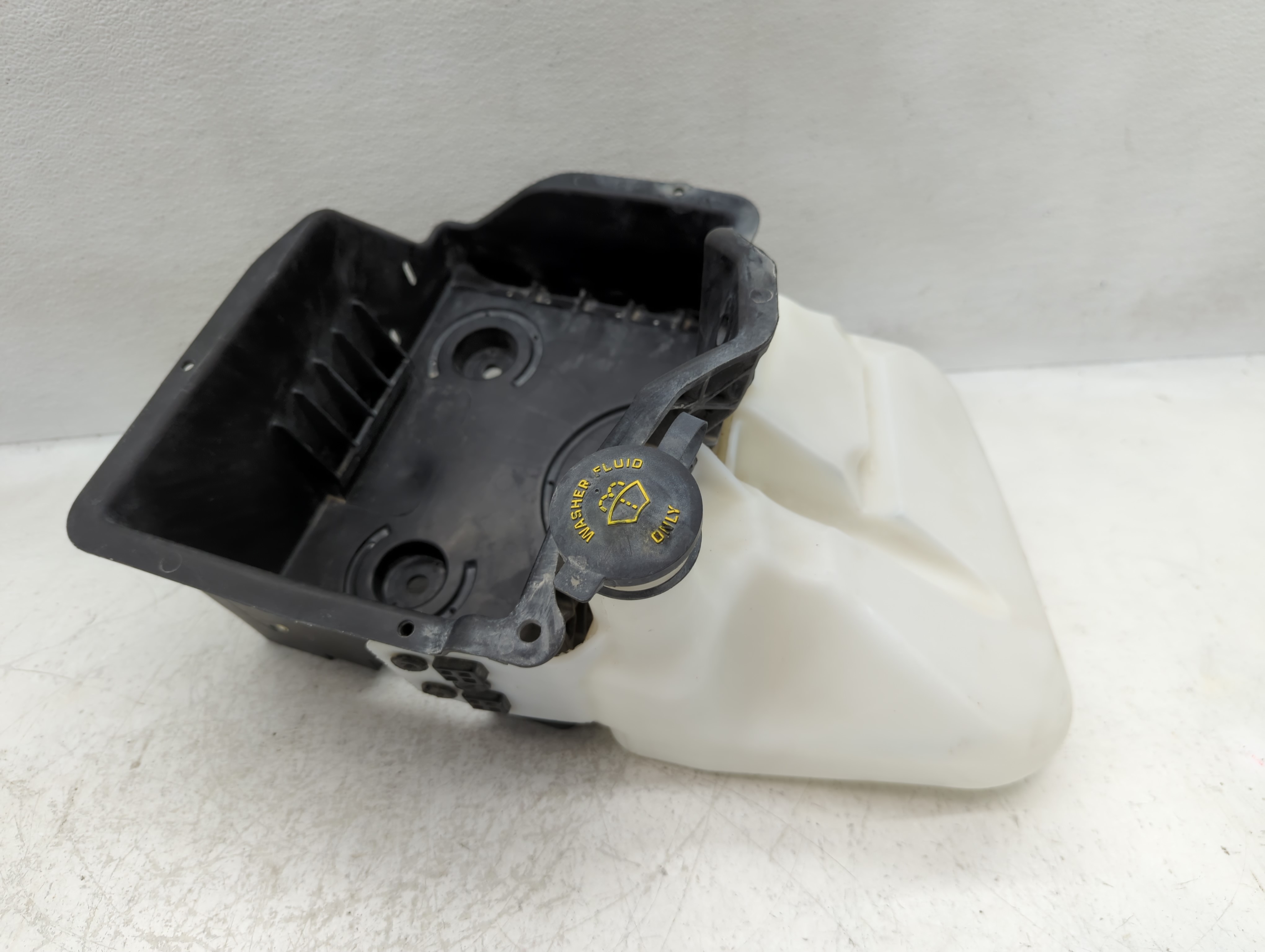2009-2014 Ford F-150 Windshield Washer Fluid Reservoir Bottle Oem 1122635 - Oemusedautoparts1.com