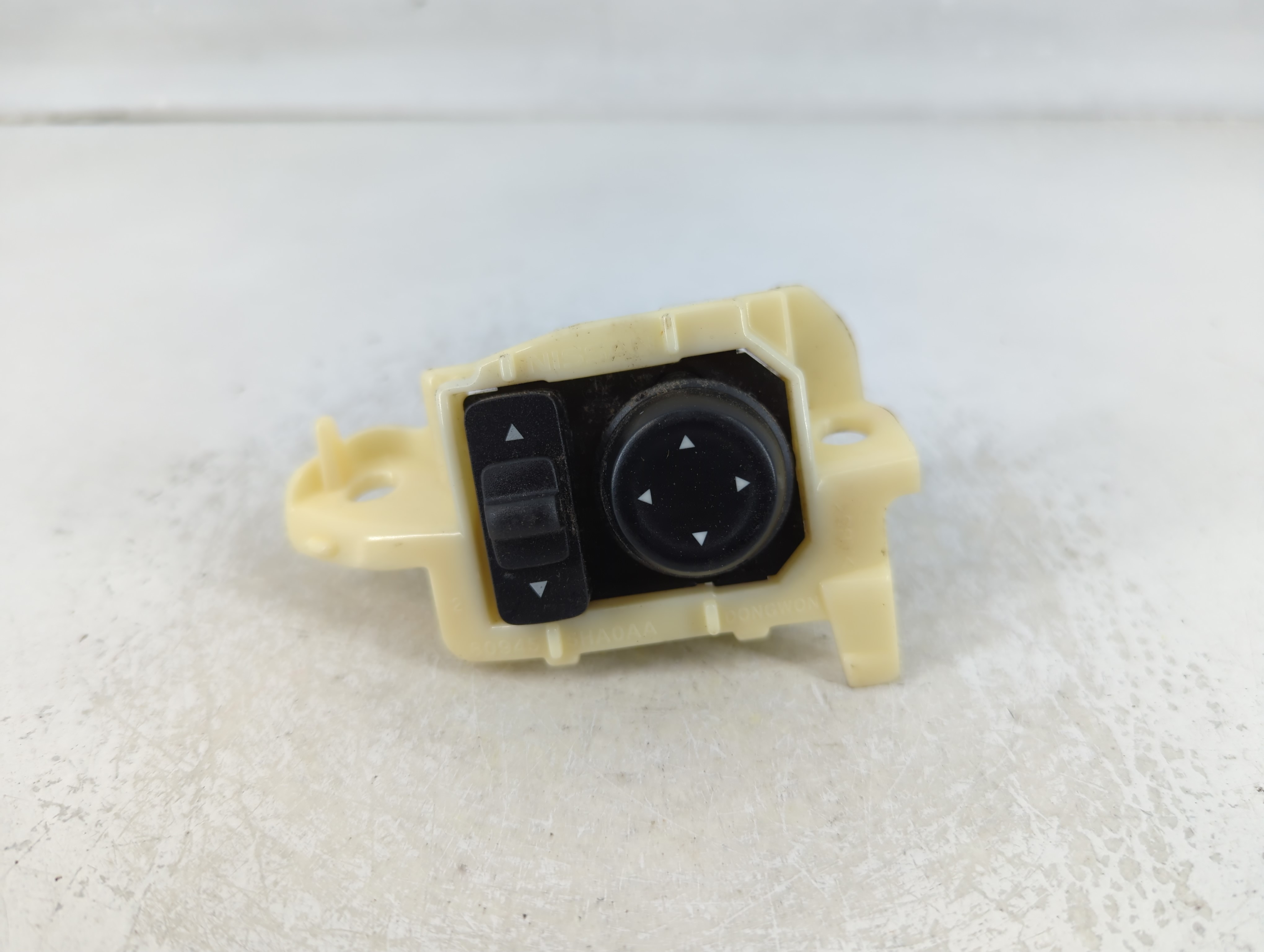 Picture of 2014-2020 Nissan Rogue Driver Left Door Master Power Window Switch 1125495