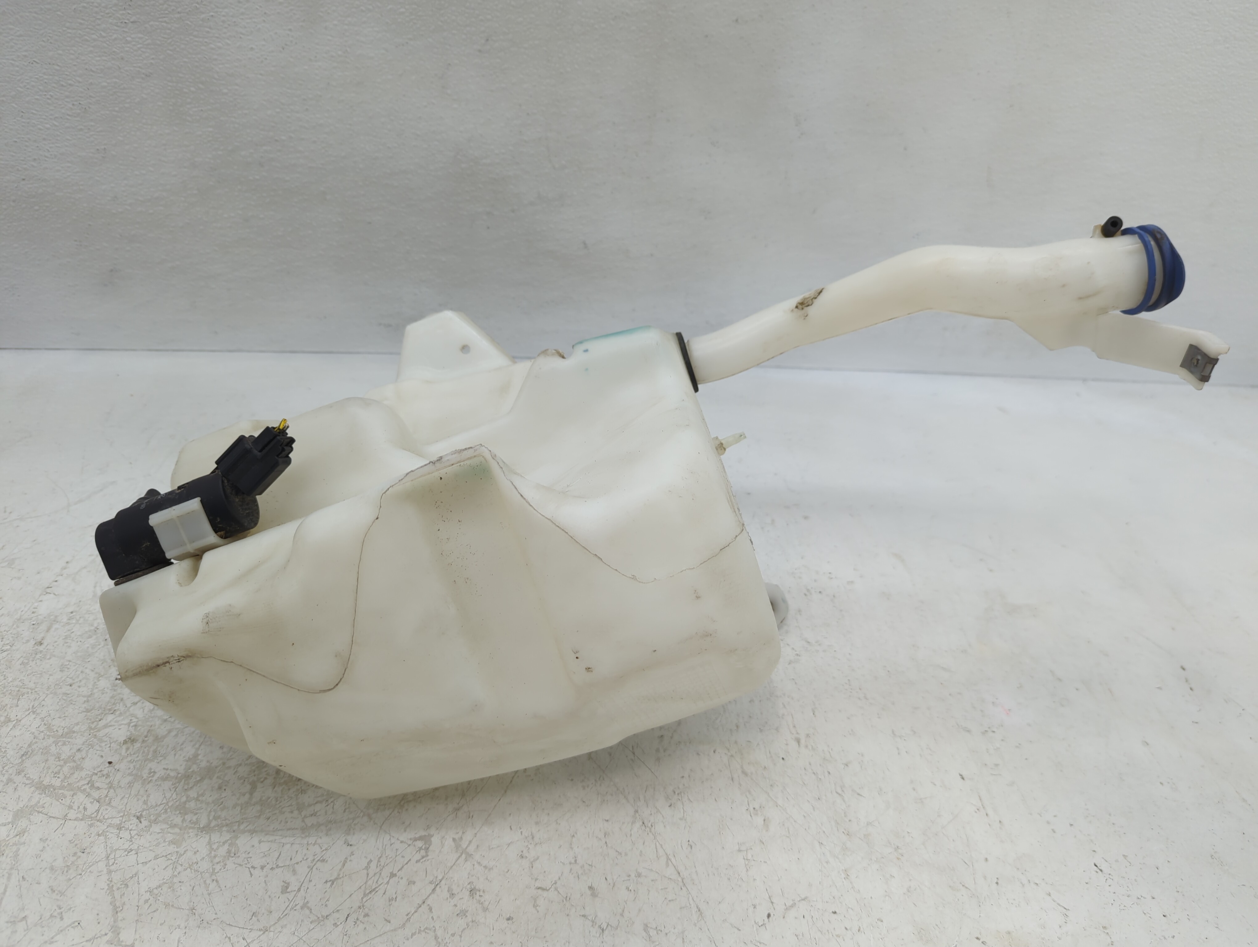 Picture of Volvo V40 Windshield Washer Fluid Reservoir Bottle Oem 1126375