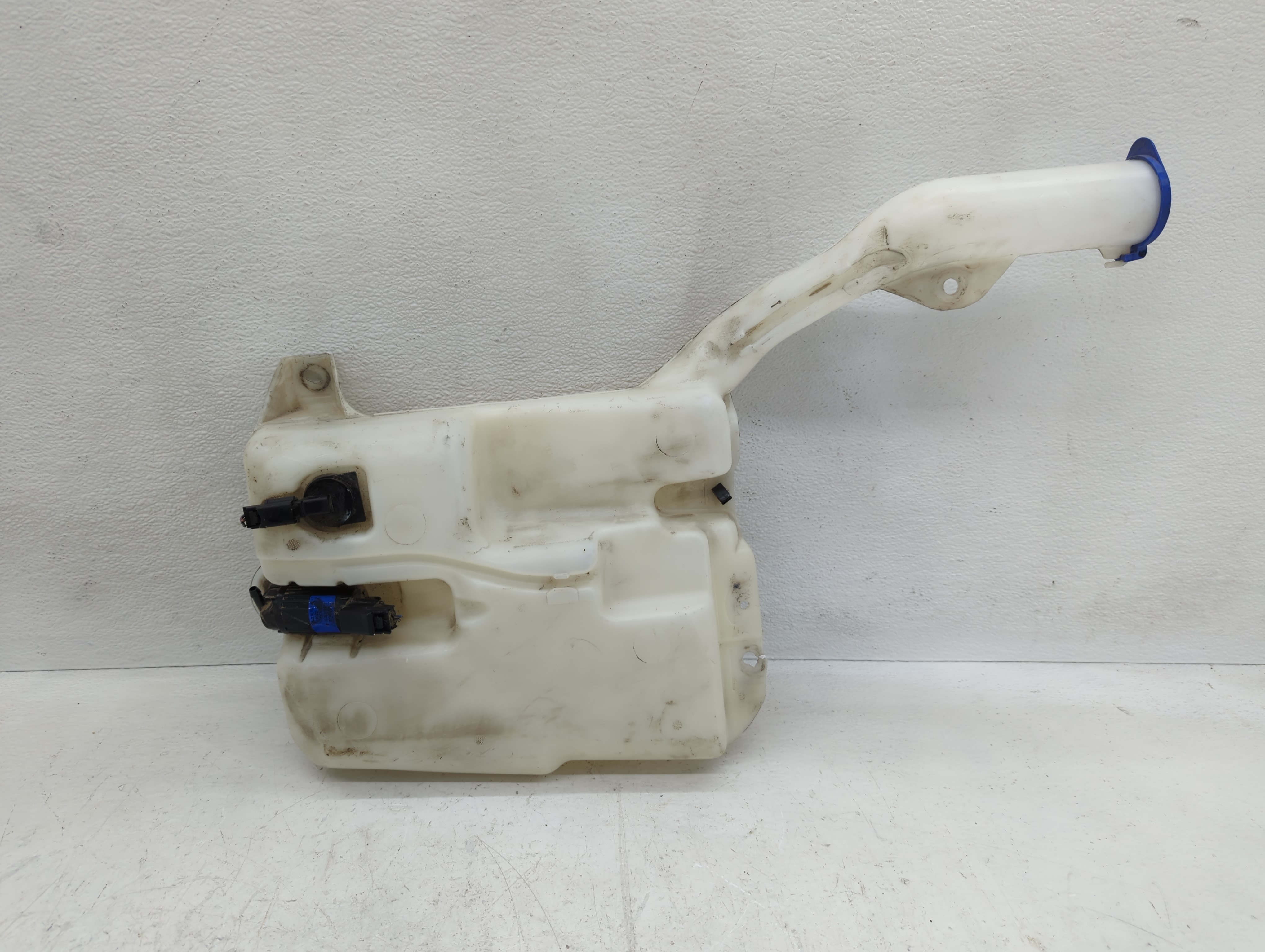 2017-2020 Ford Fusion Windshield Washer Fluid Reservoir Bottle Oem 1127092 - Oemusedautoparts1.com