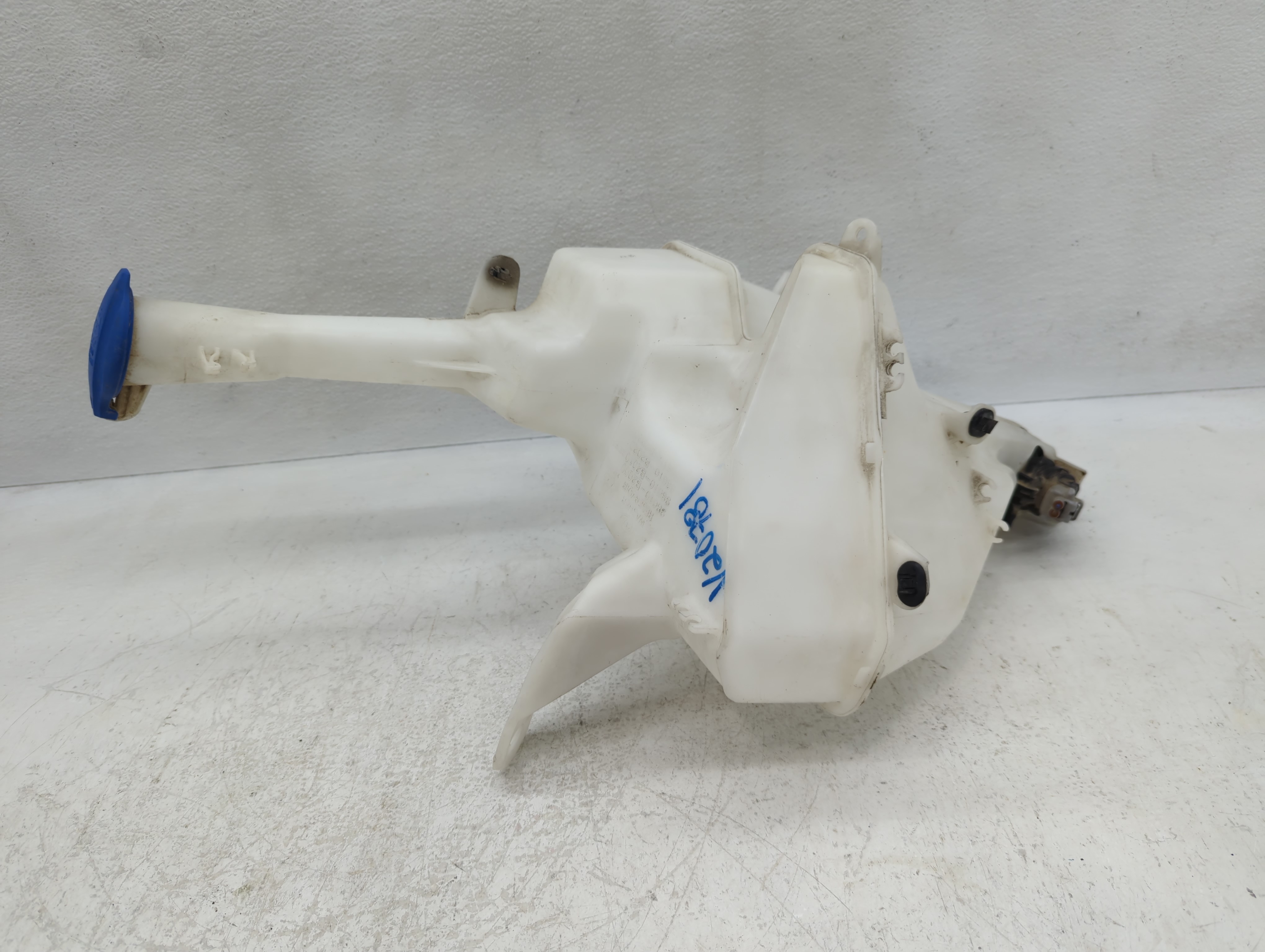 2014-2019 Kia Soul Windshield Washer Fluid Reservoir Bottle Oem 1127249 - Oemusedautoparts1.com