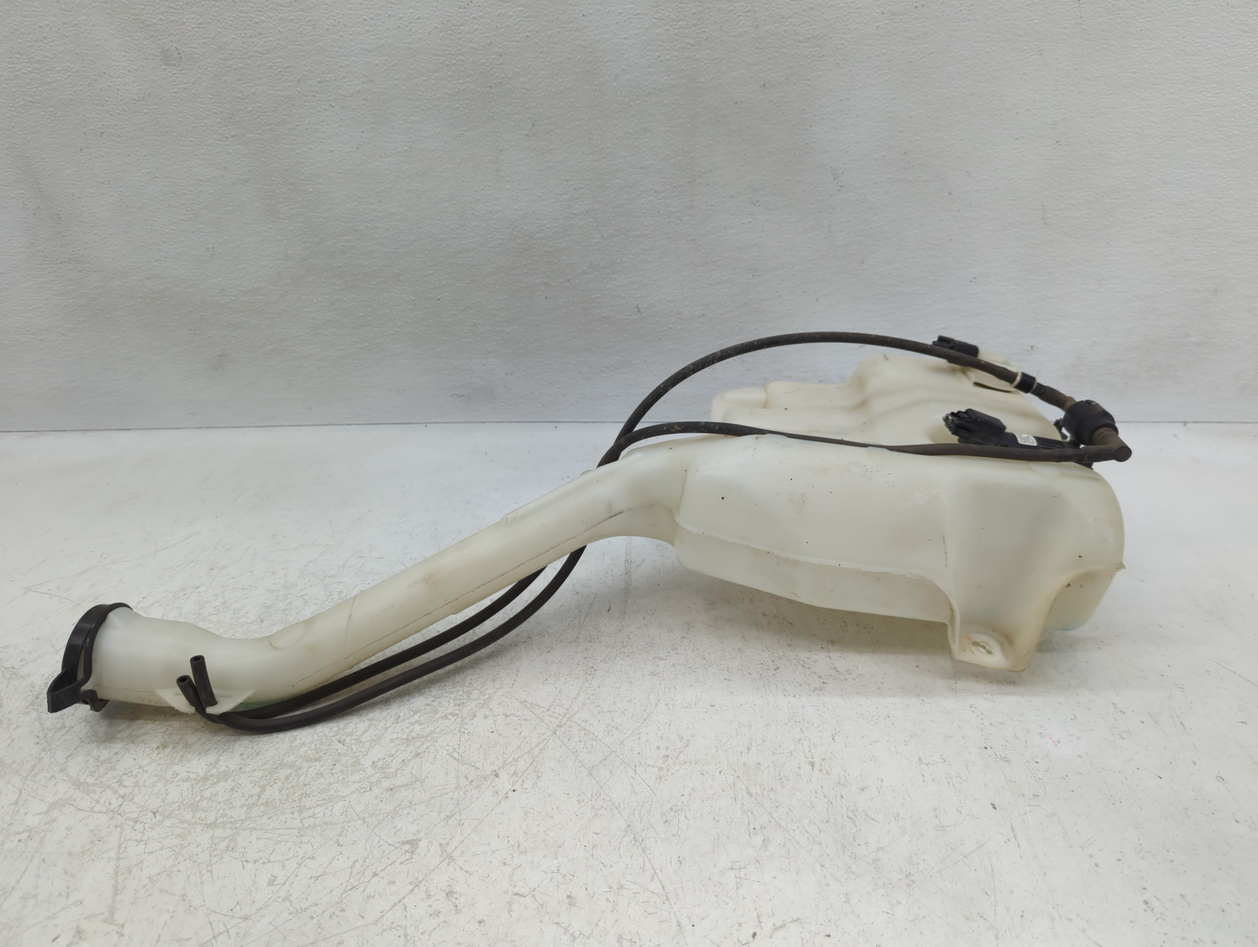 2016-2019 Ford Explorer Windshield Washer Fluid Reservoir Bottle Oem 1127449 - Oemusedautoparts1.com