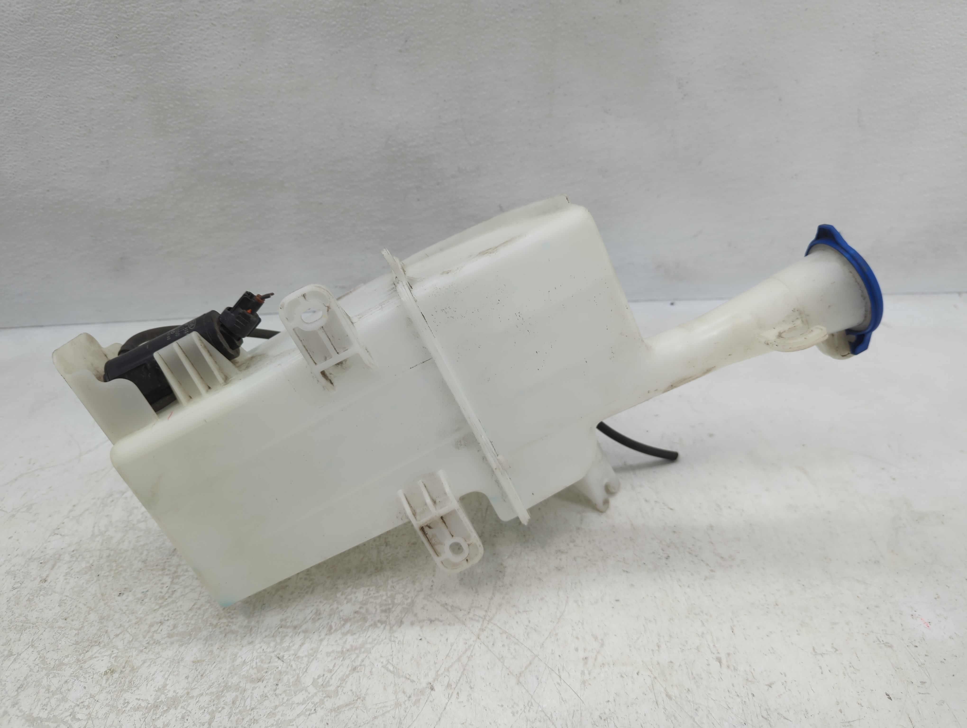 Picture of 2017-2018 Hyundai Elantra Windshield Washer Fluid Reservoir Bottle Oem 1127458