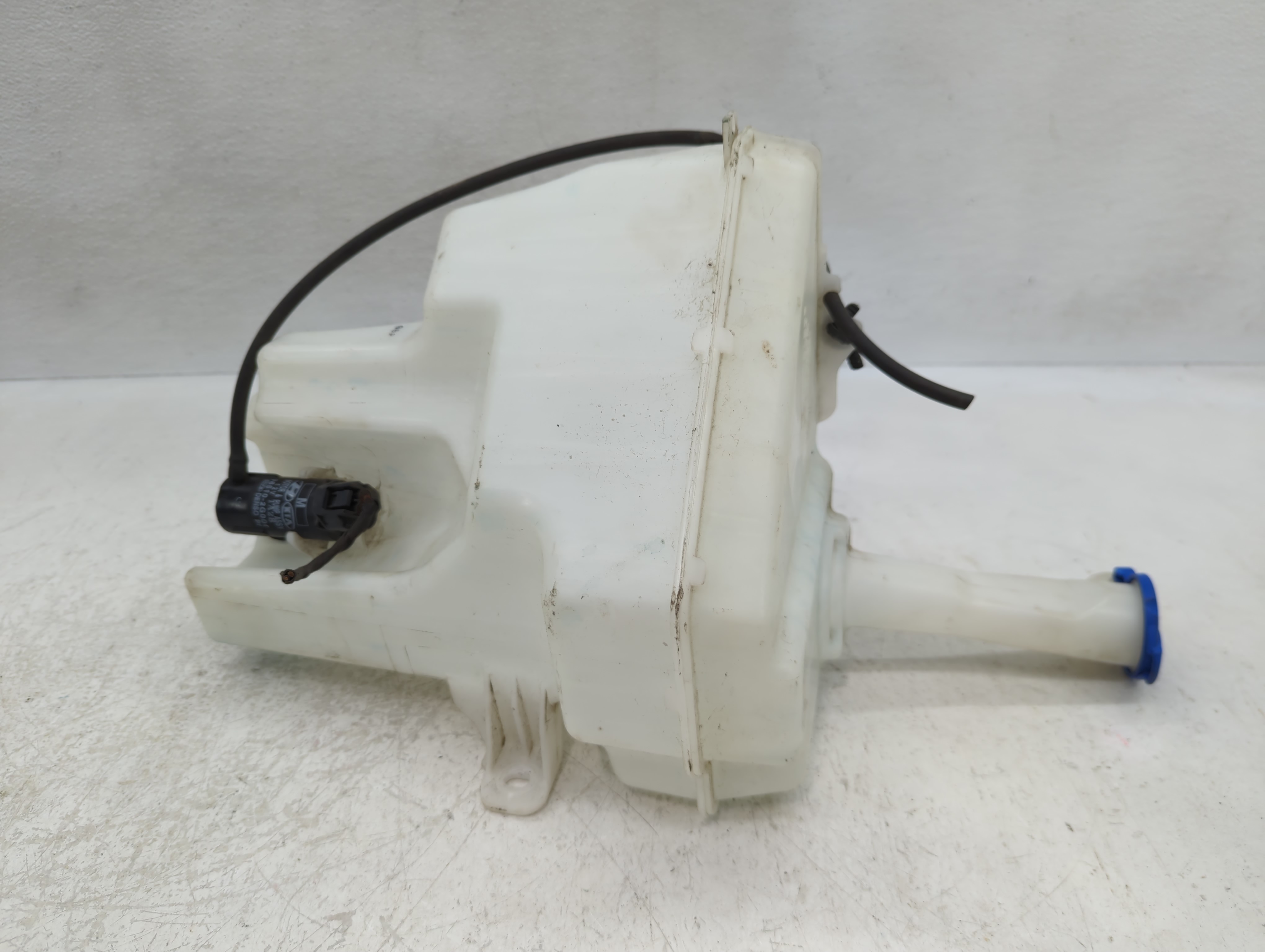 Picture of 2011-2013 Hyundai Elantra Windshield Washer Fluid Reservoir Bottle Oem 1127474