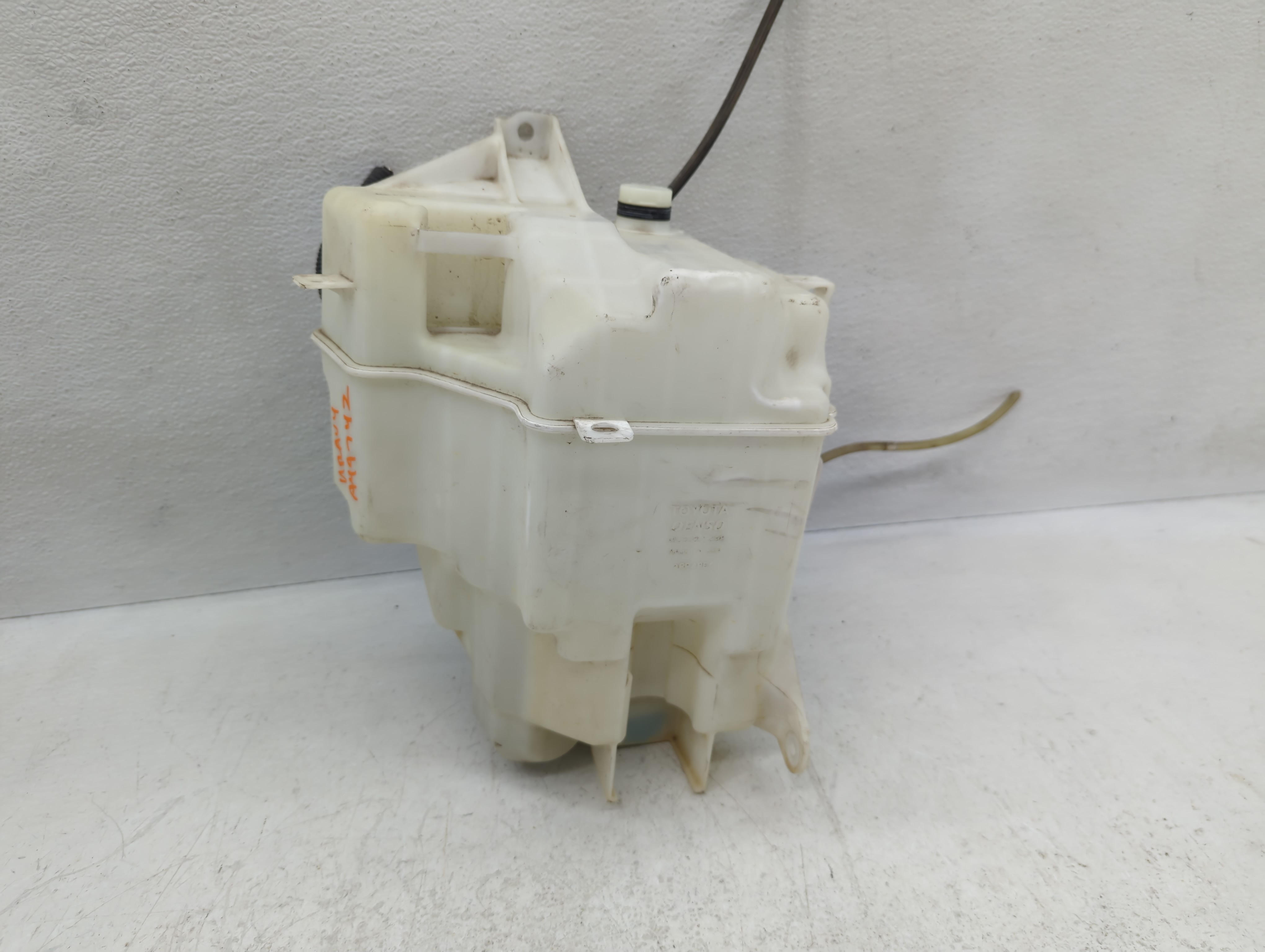 Picture of 2009-2014 Toyota Rav4 Windshield Washer Fluid Reservoir Bottle Oem 1127483