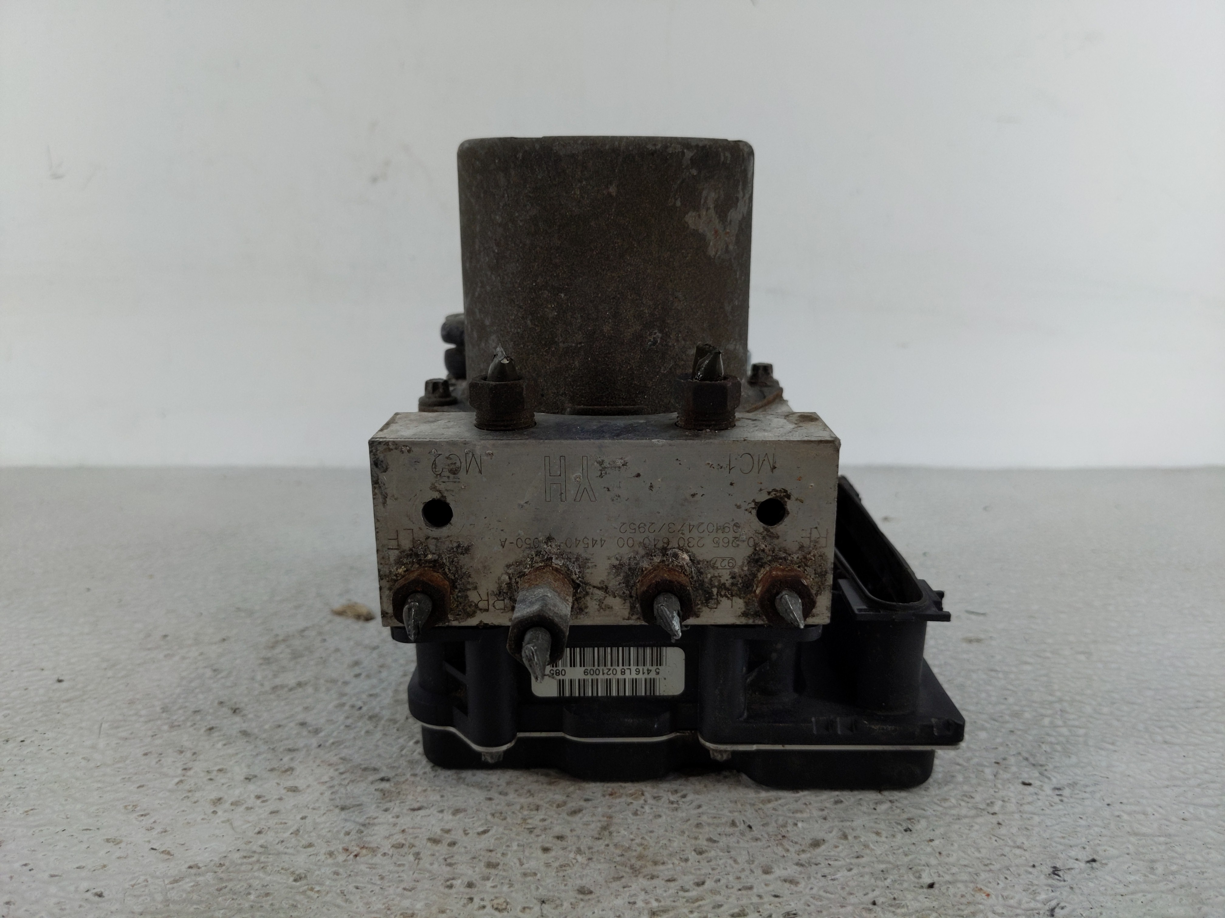 Picture of 2003-2004 Toyota Corolla Abs Pump Control Module 1127564