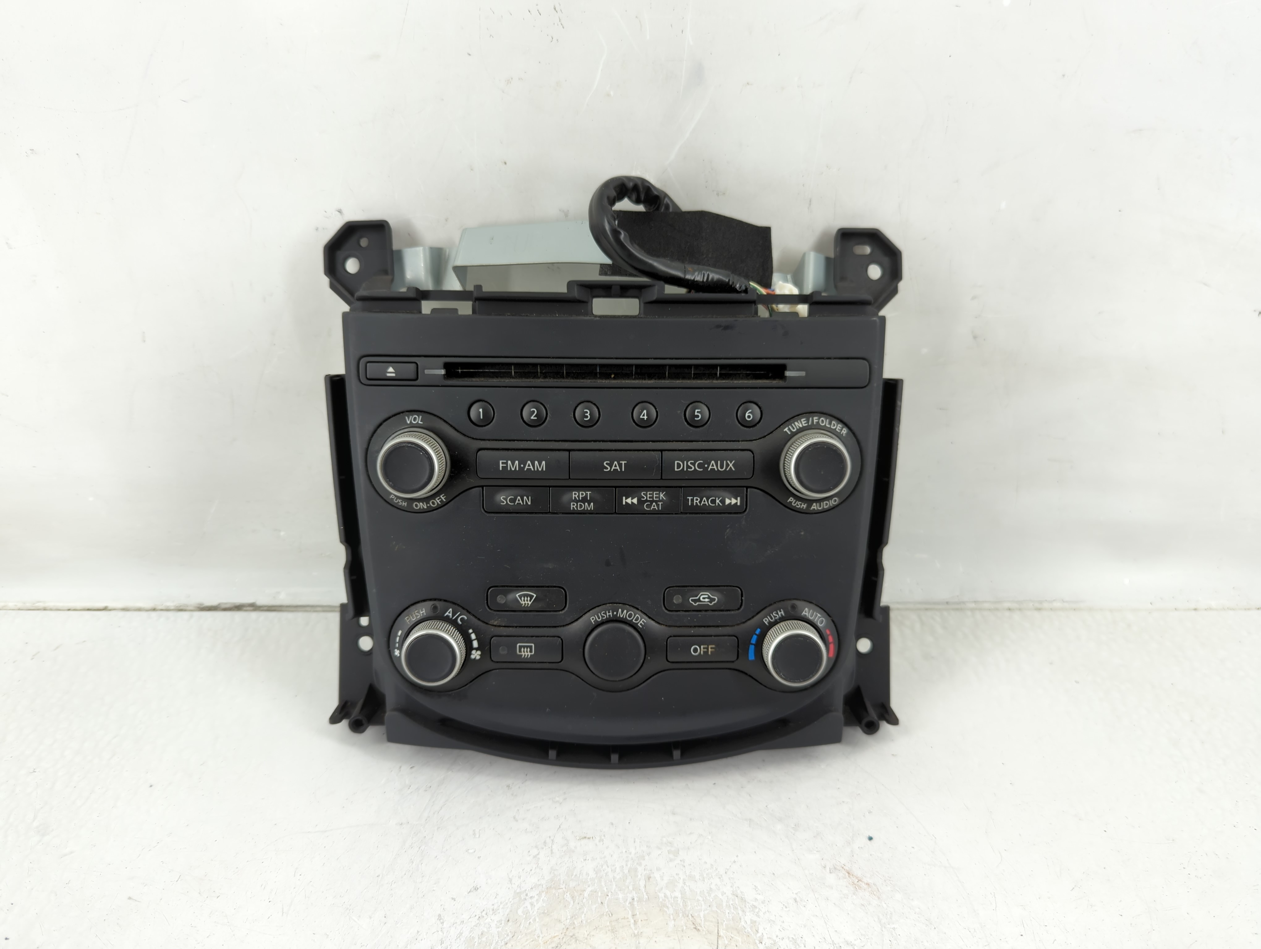 Picture of 2010-2020 Nissan 370z Am Fm Cd Player Radio Receiver 1129484