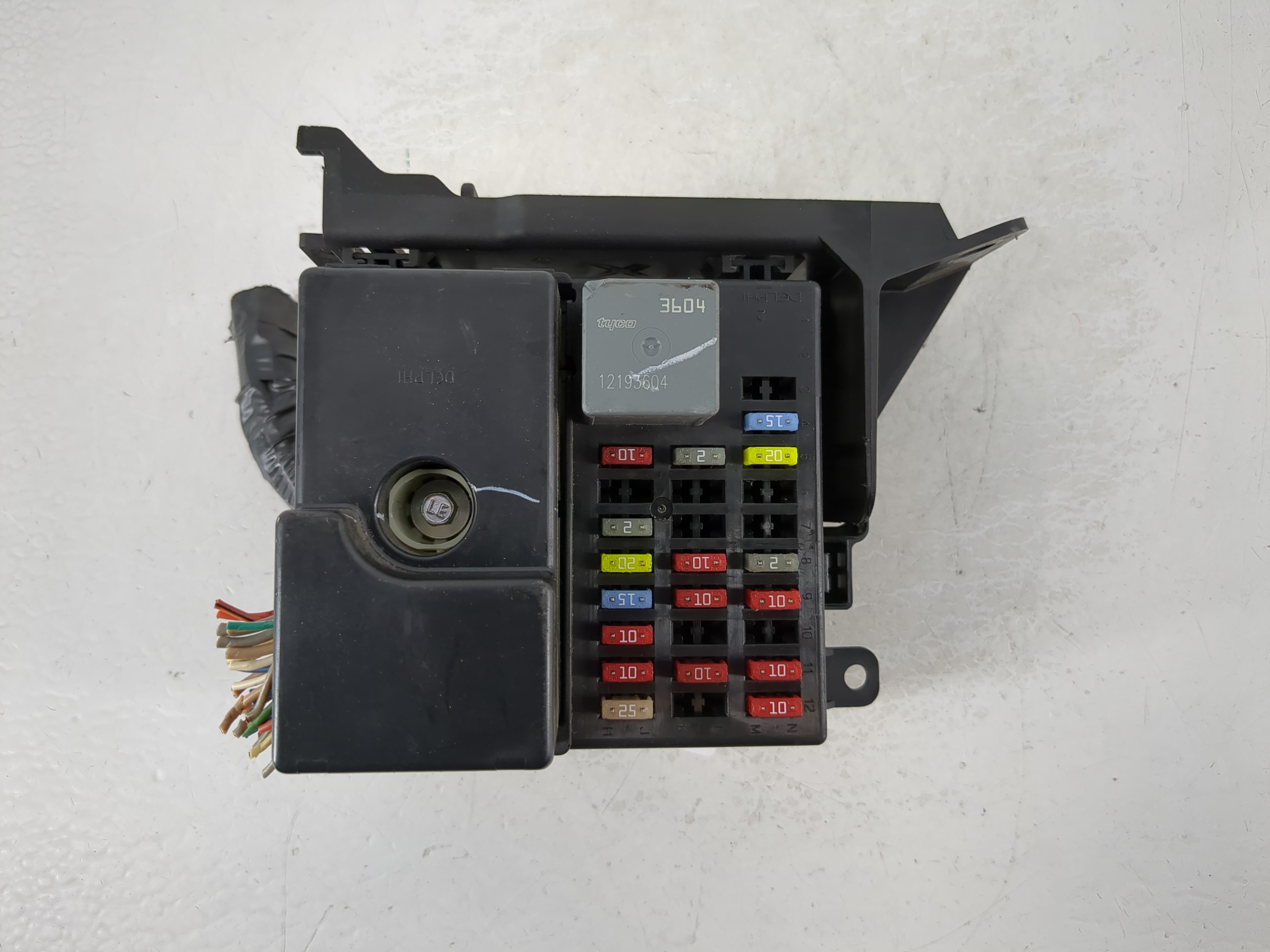 Picture of 2000-2005 Chevrolet Impala Fusebox Fuse Box Relay Module 15329229 1129534