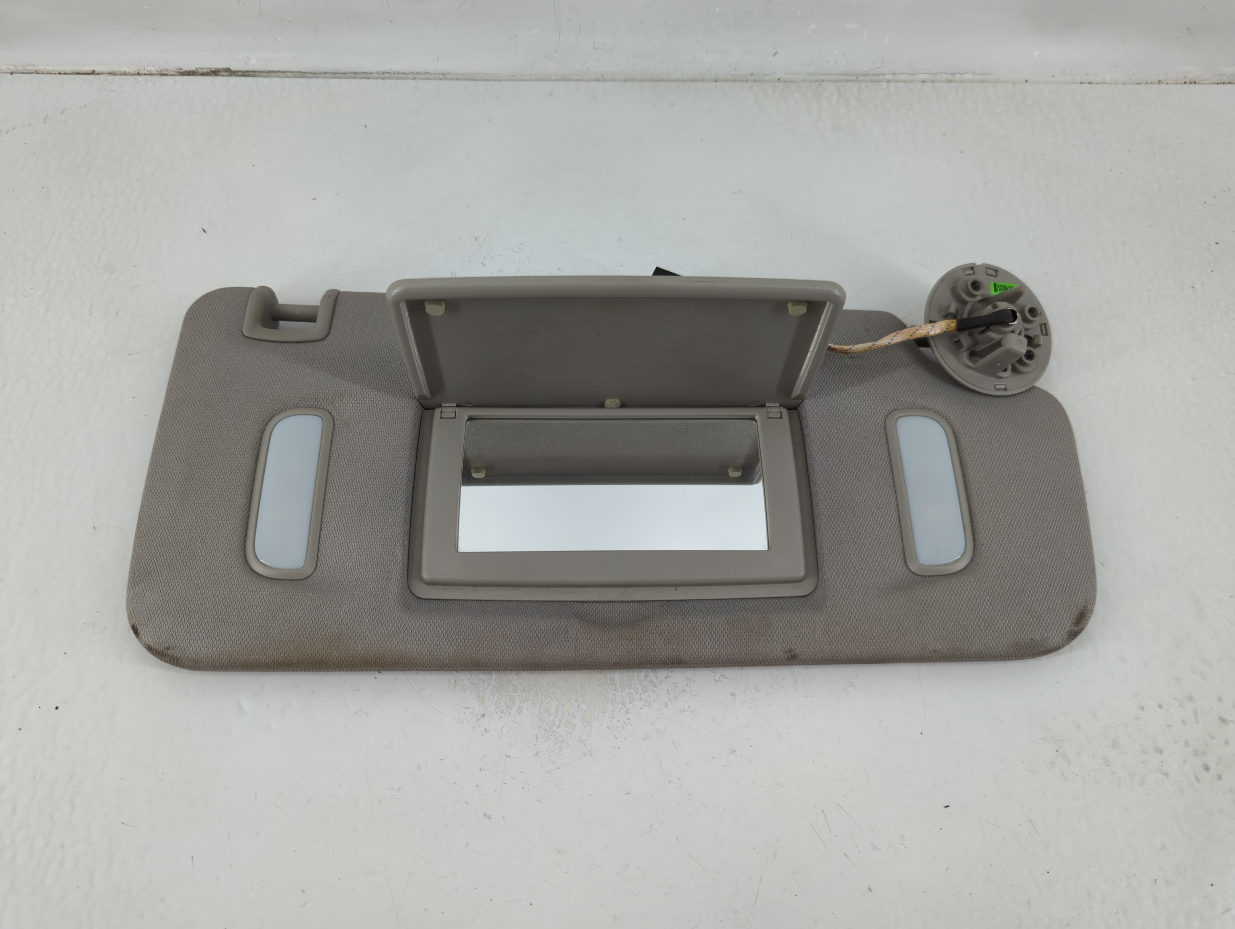 2010-2017 Chevrolet Equinox Passenger Sun Visor Mirror Right Sunvisor 1129865 - Oemusedautoparts1.com
