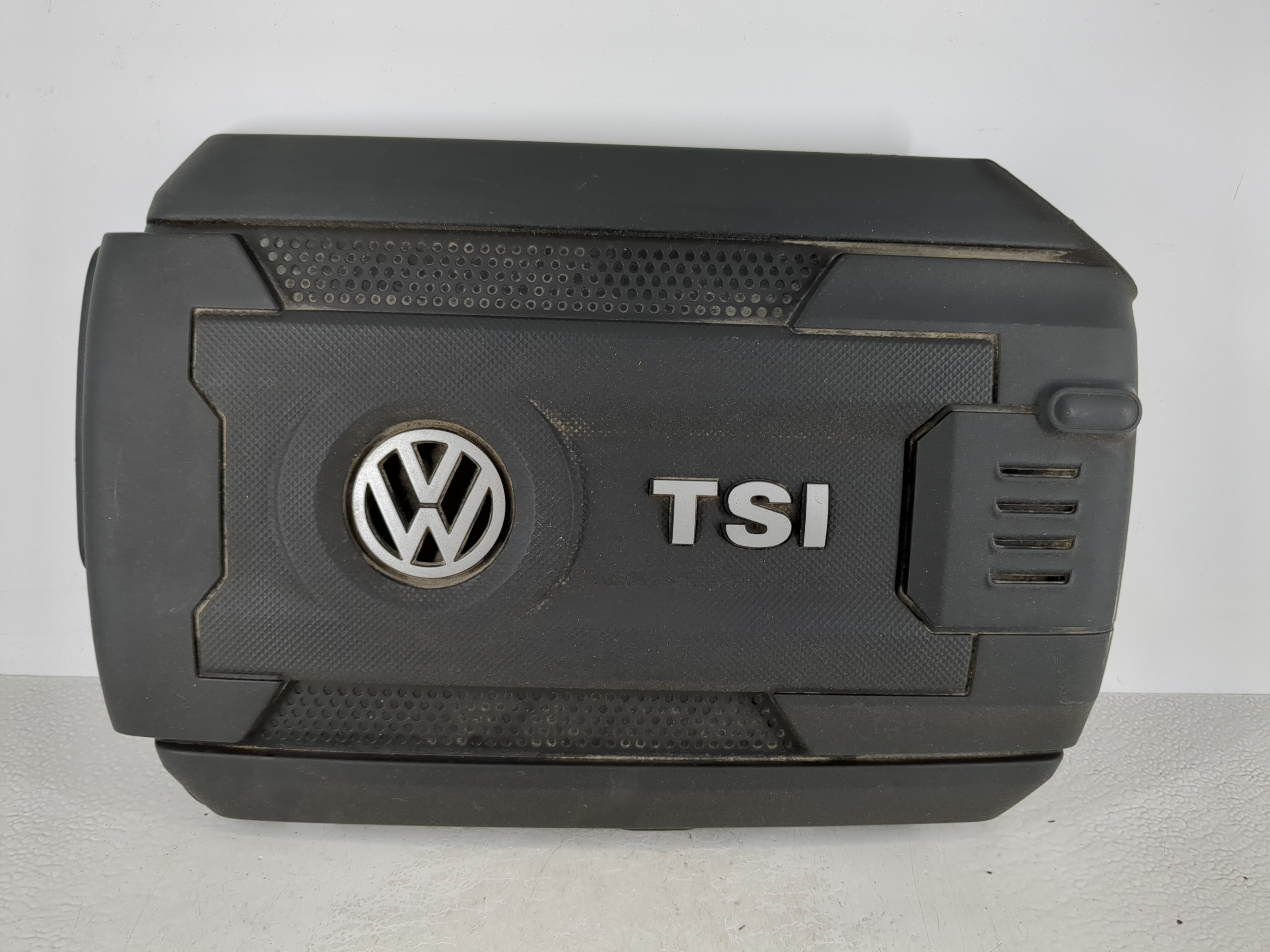 Picture of 2017 Volkswagen Jetta Engine Cover 1129932