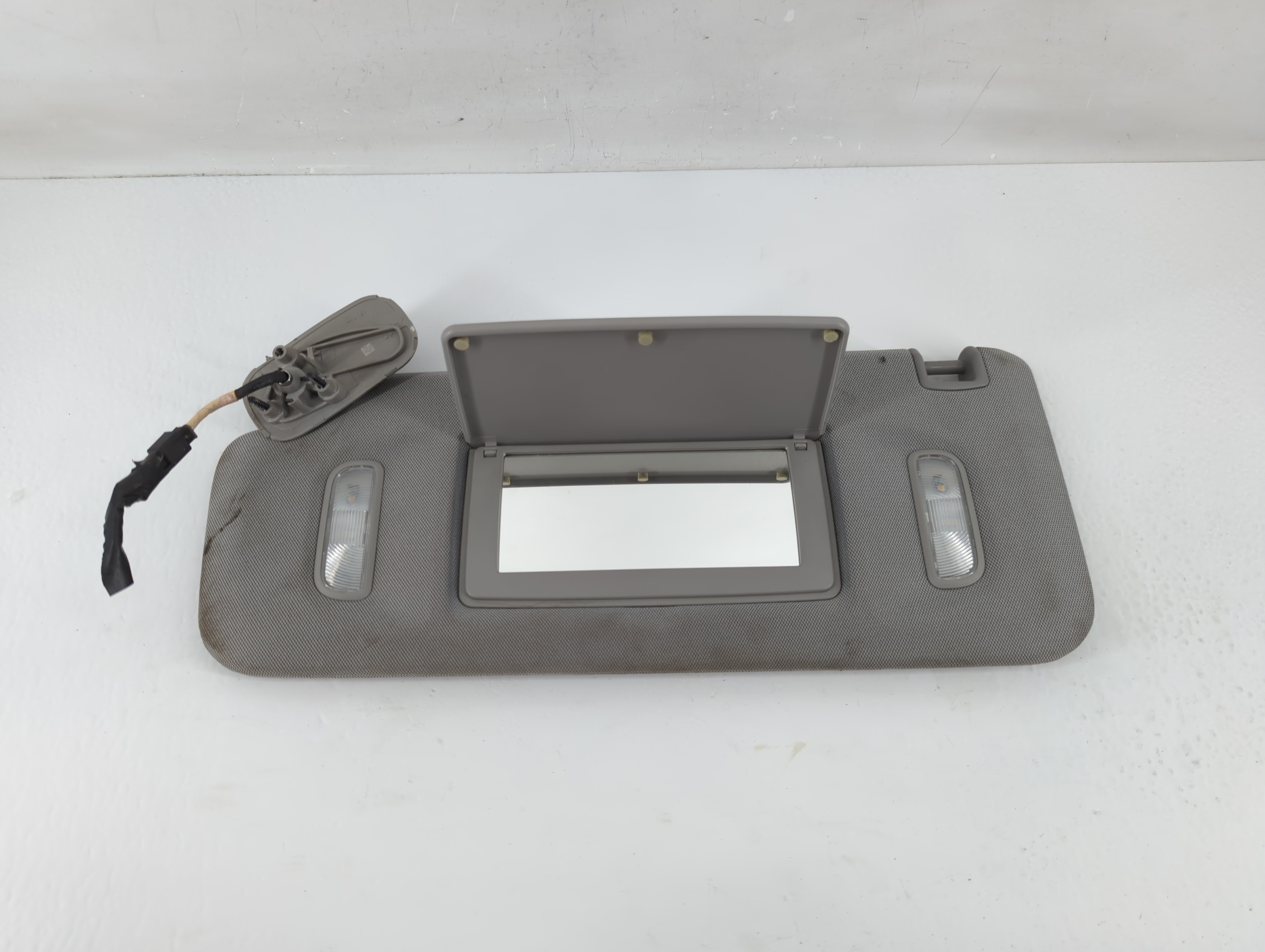 Chevrolet Suburban 1500 Passenger Sun Visor Mirror Right Sunvisor Grey 1133228 - Oemusedautoparts1.com