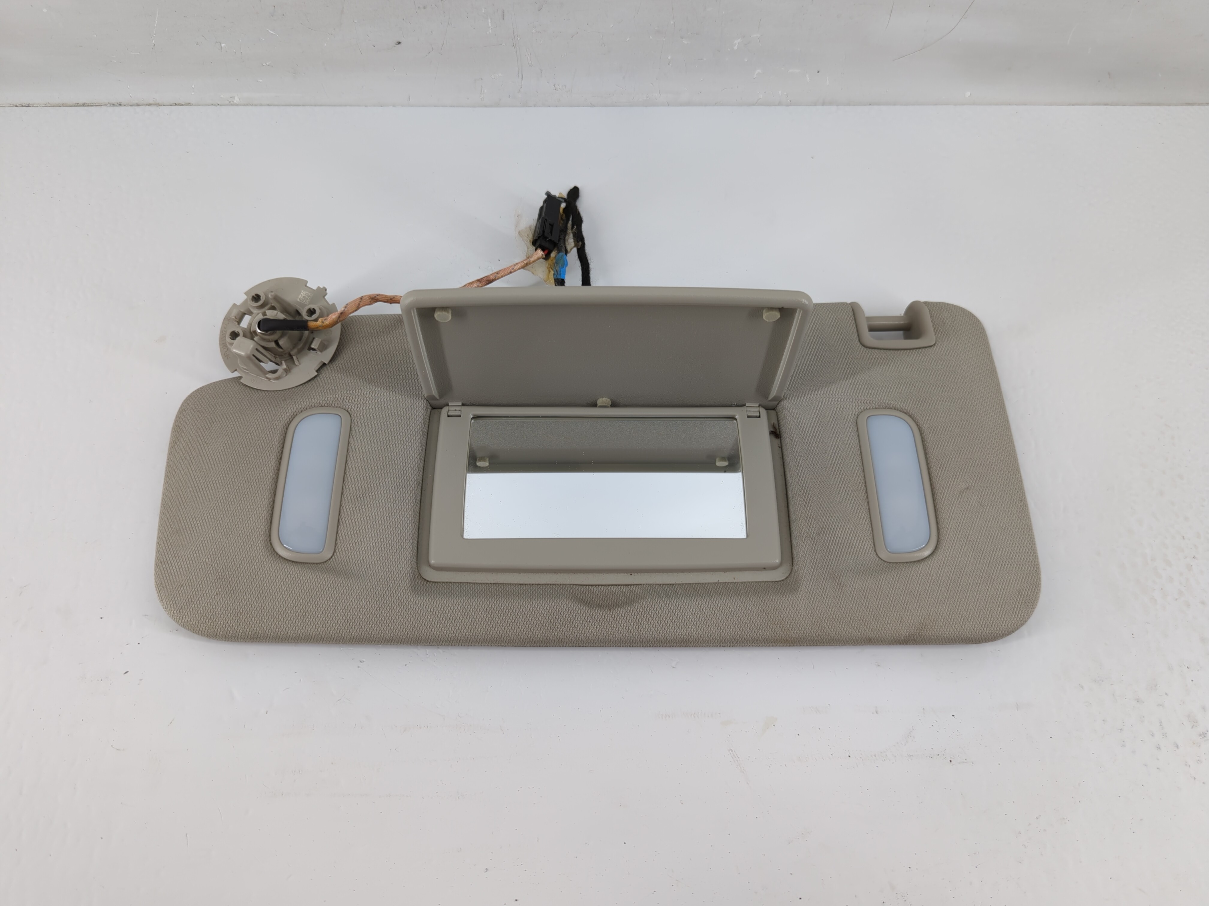 Picture of 2017-2022 Chevrolet Colorado Driver Sun Visor Mirror Left Sunvisor Grey 1136156