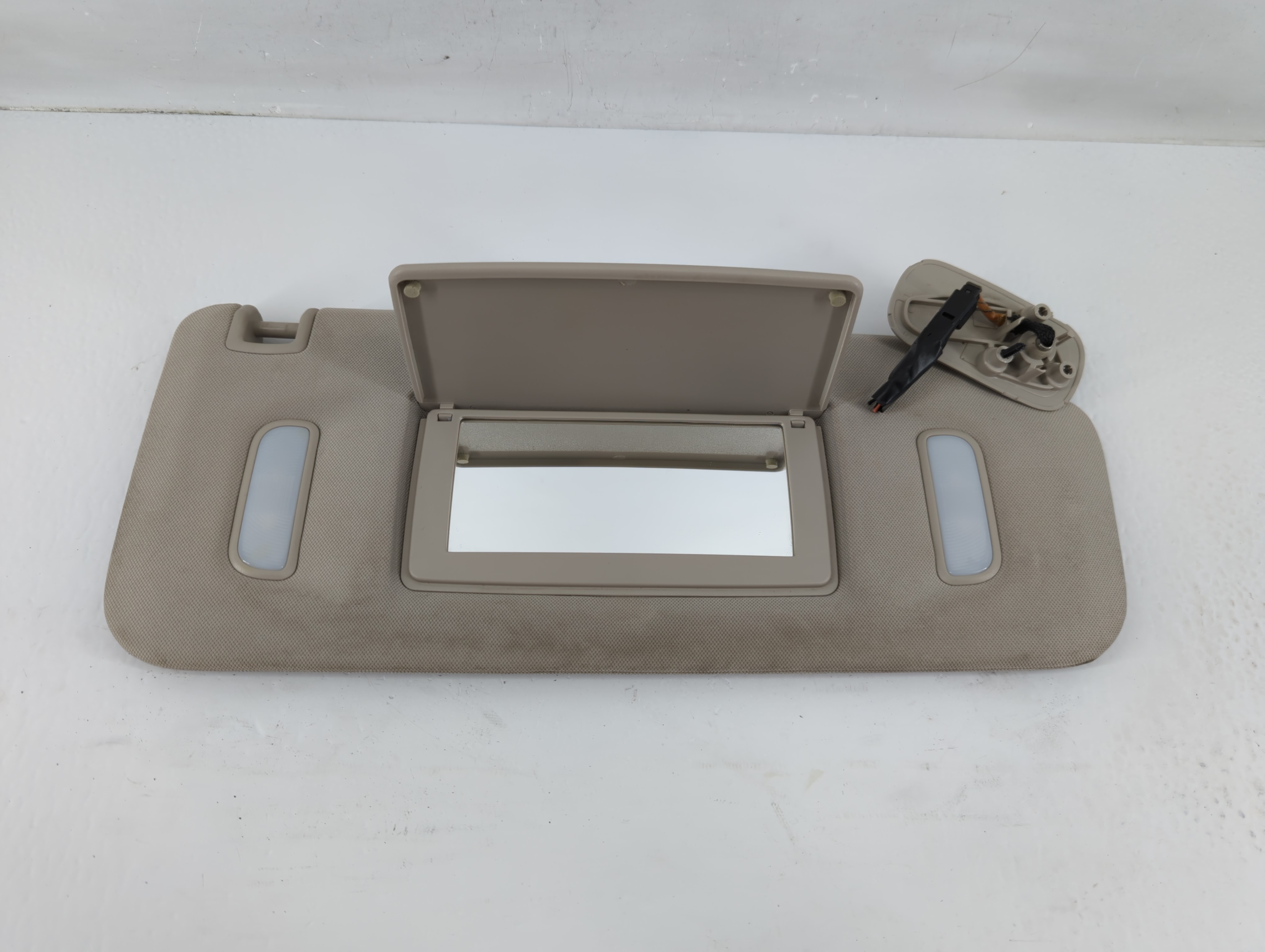 Picture of 2007 Chevrolet Suburban 1500 Passenger Sun Visor Mirror Right Sunvisor 1137122