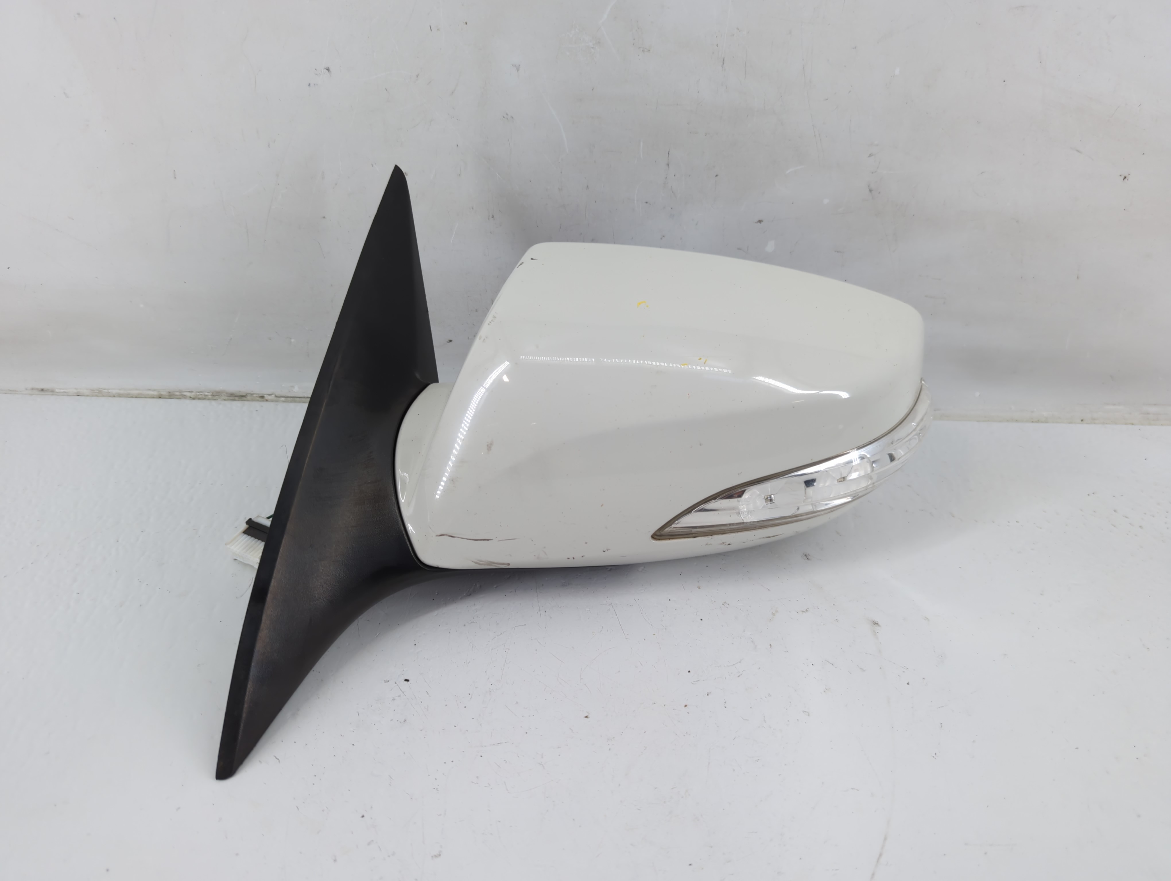 2009-2016 Hyundai Genesis Driver Left Side View Power Door Mirror White 1140542 - Oemusedautoparts1.com