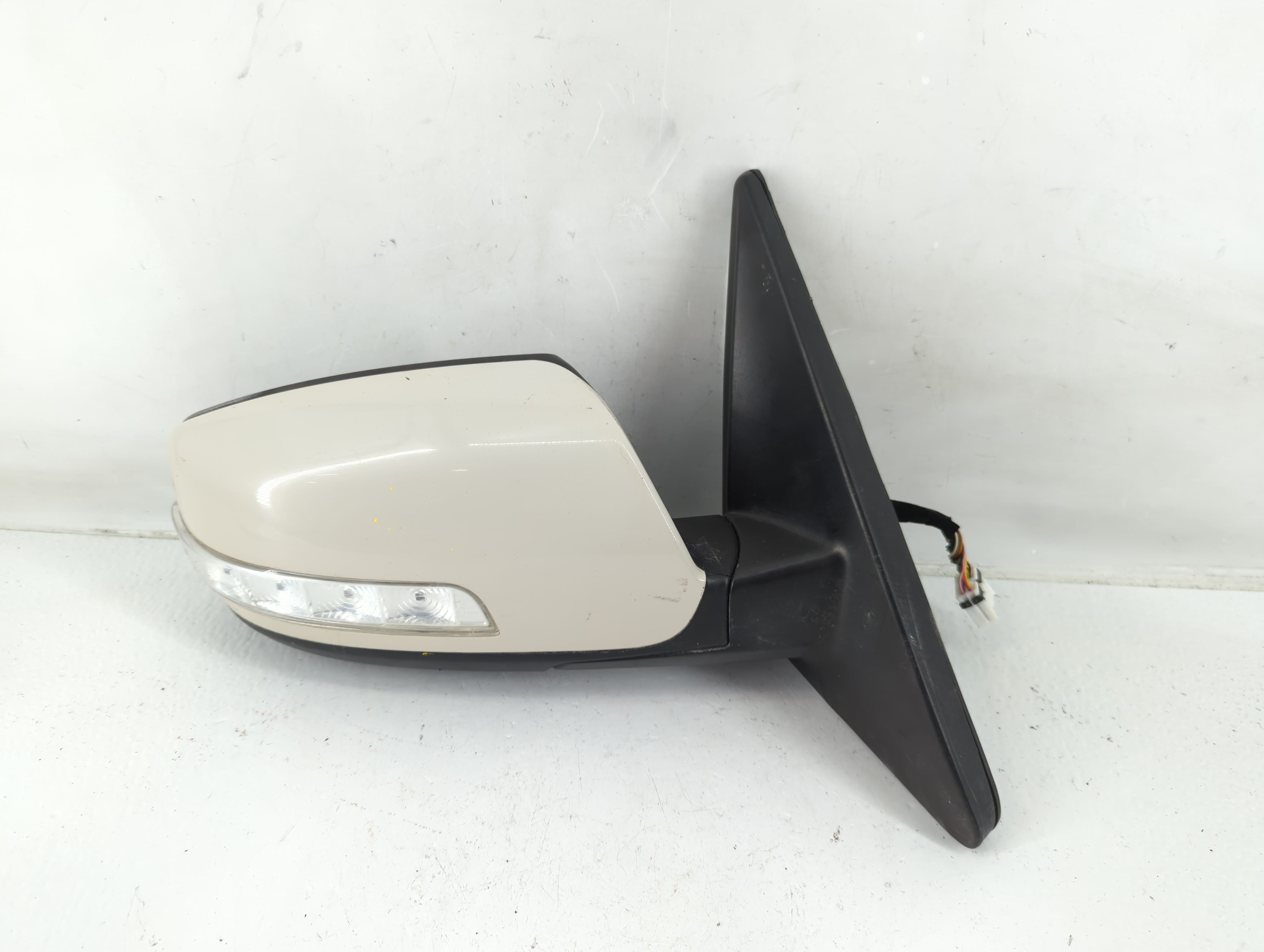 2011-2015 Kia Sorento Passenger Right Side View Power Door Mirror White 1141247 - Oemusedautoparts1.com