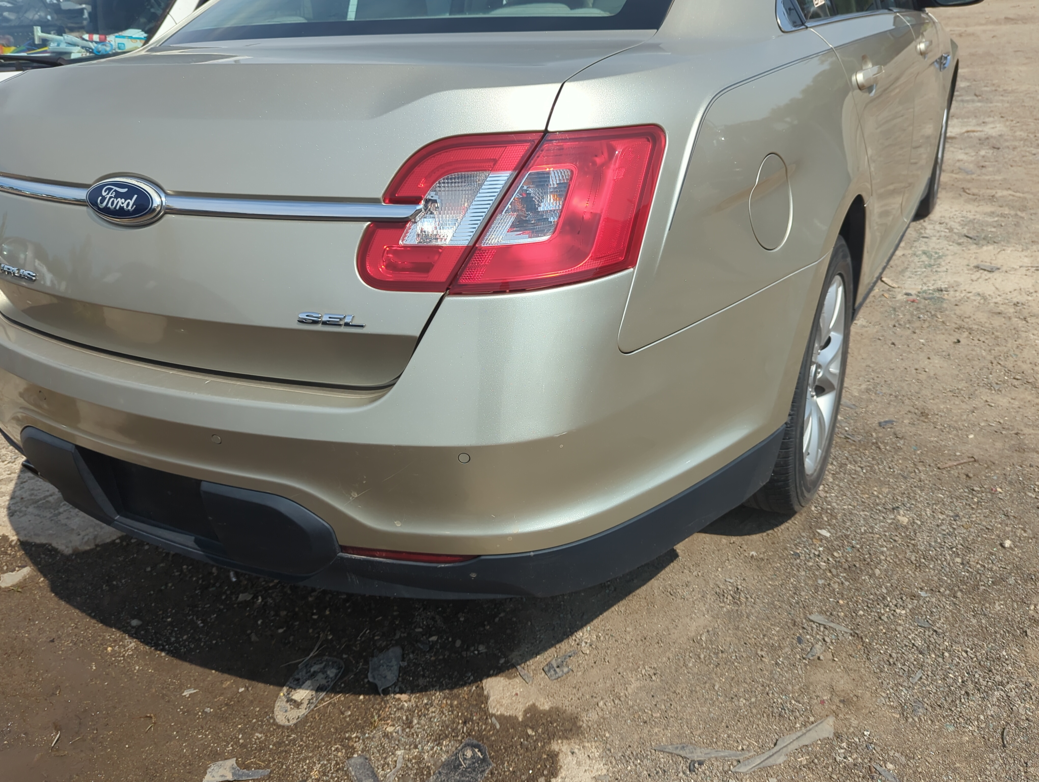 2010-2012 Ford Taurus Rear Bumper Assembly Oem 1141558 - Oemusedautoparts1.com