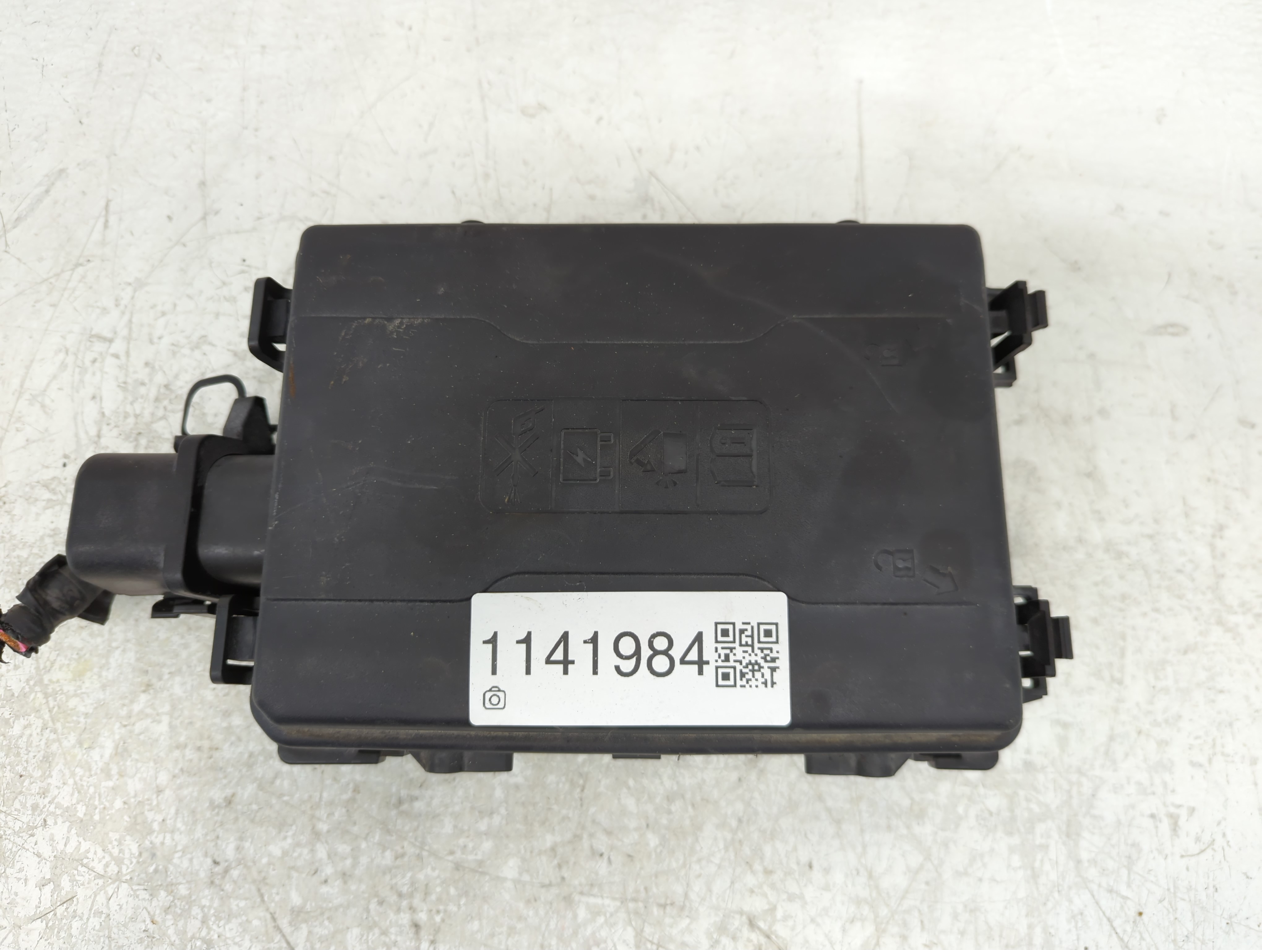 Picture of 2016-2017 Chevrolet Silverado 1500 Fusebox Fuse Box Relay Module 1141984