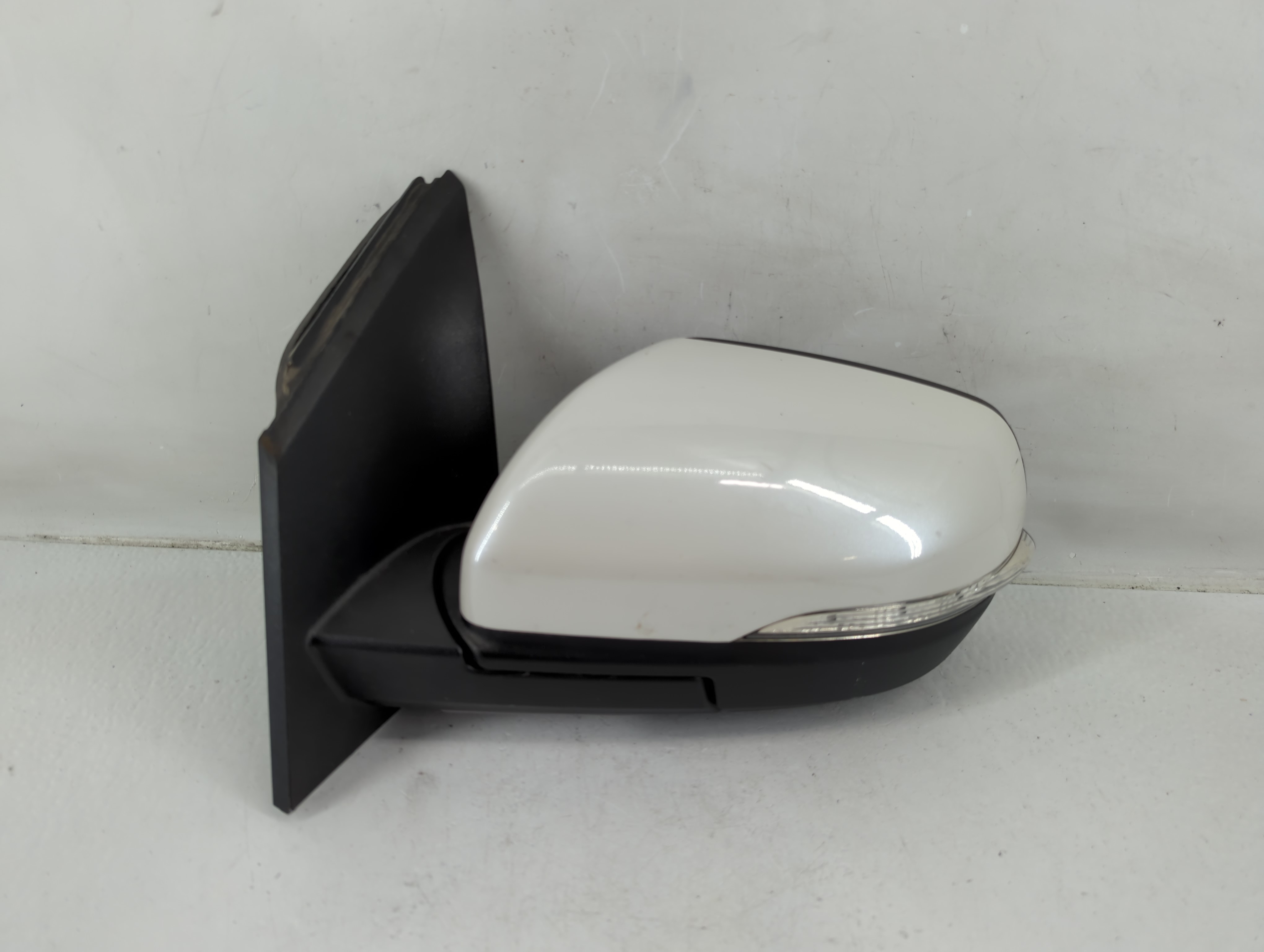 2015-2018 Ford Edge Driver Left Side View Power Door Mirror White 1142615 - Oemusedautoparts1.com