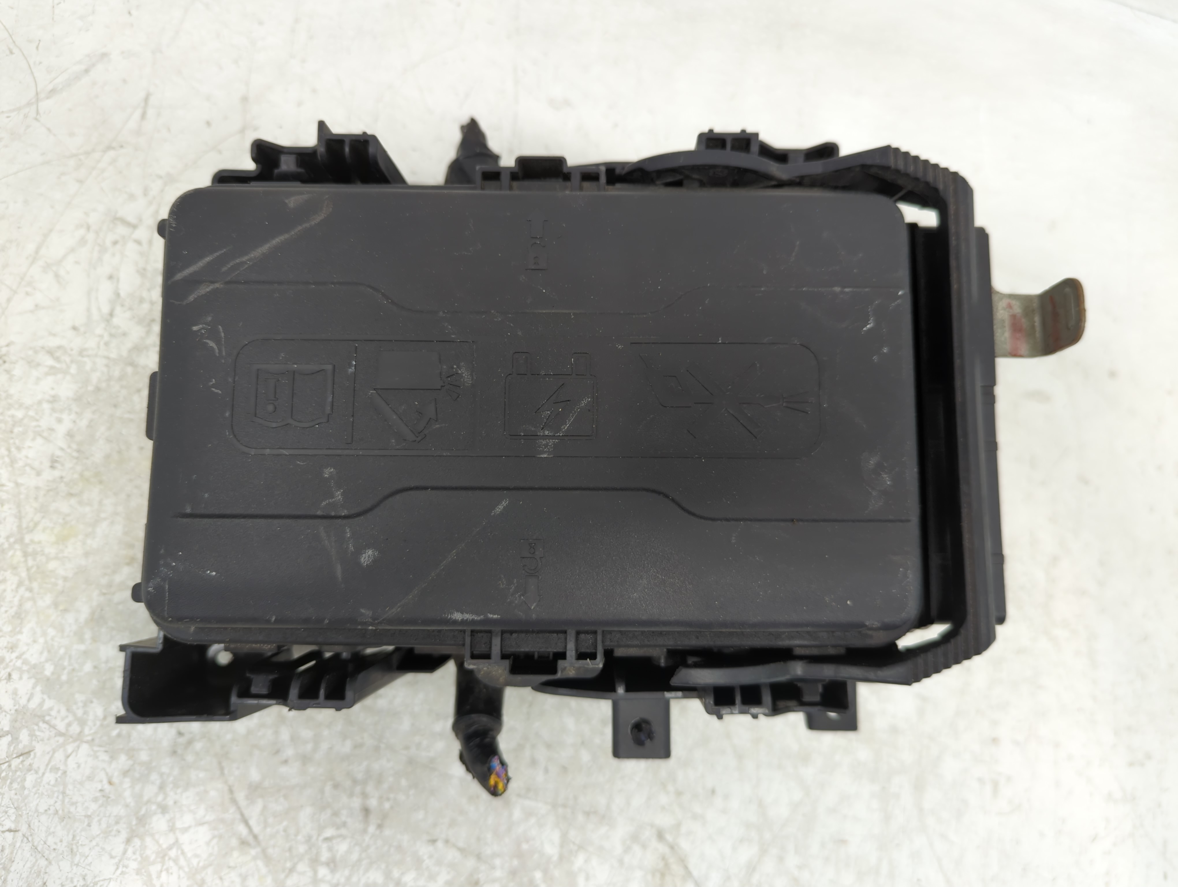 Picture of 2019-2021 Chevrolet Malibu Fusebox Fuse Box Relay Module 1142823