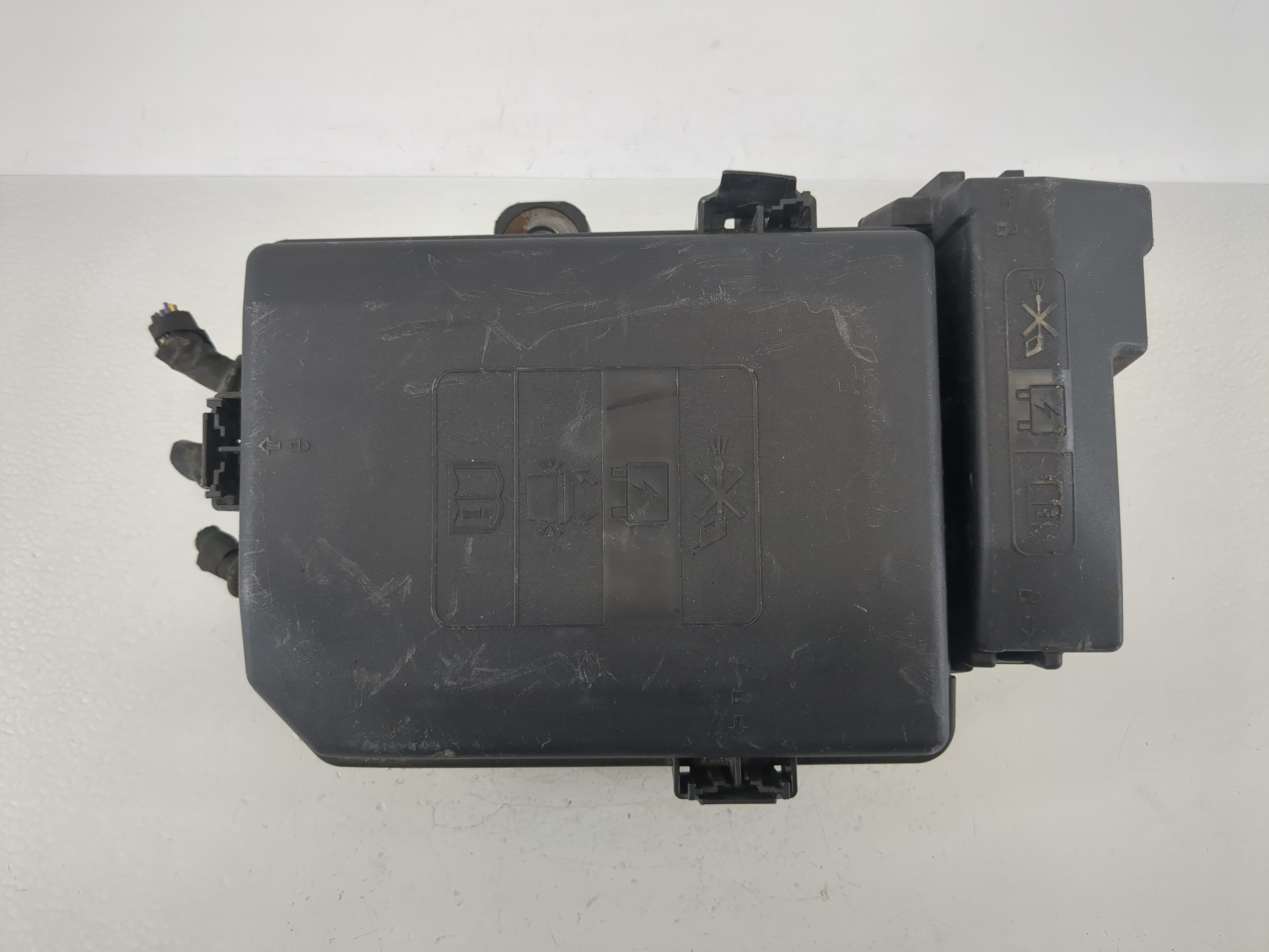 Picture of 2018-2019 Chevrolet Equinox Fusebox Fuse Box Relay Module 84809671 1142880