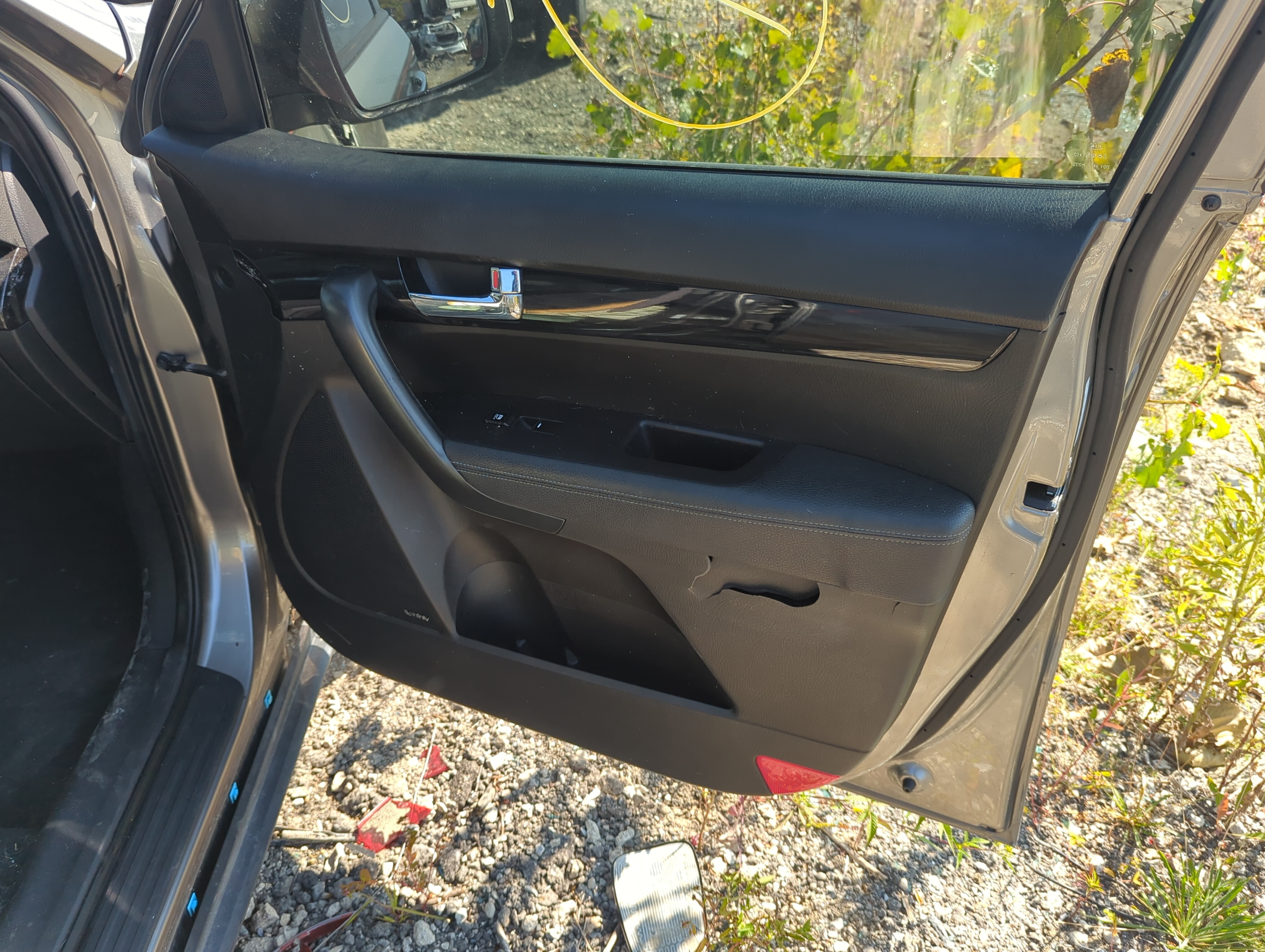 2011 Kia Sorento Front Right Passenger Interior Door Panel Trim 1143288 - Oemusedautoparts1.com