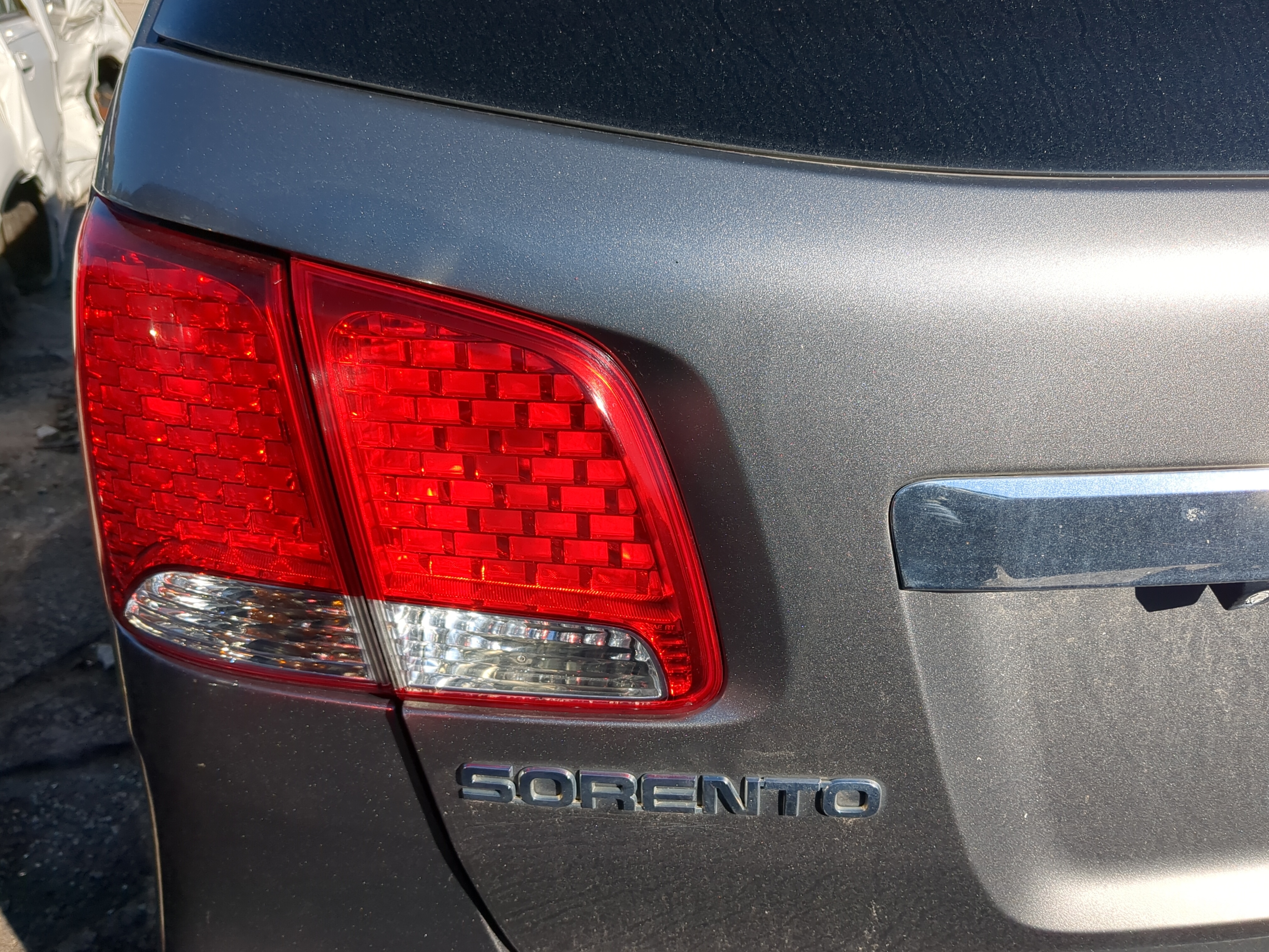 Picture of 2011 Kia Sorento Driver Left Side Tail Light Taillight Deck Lid Mounted 1143297