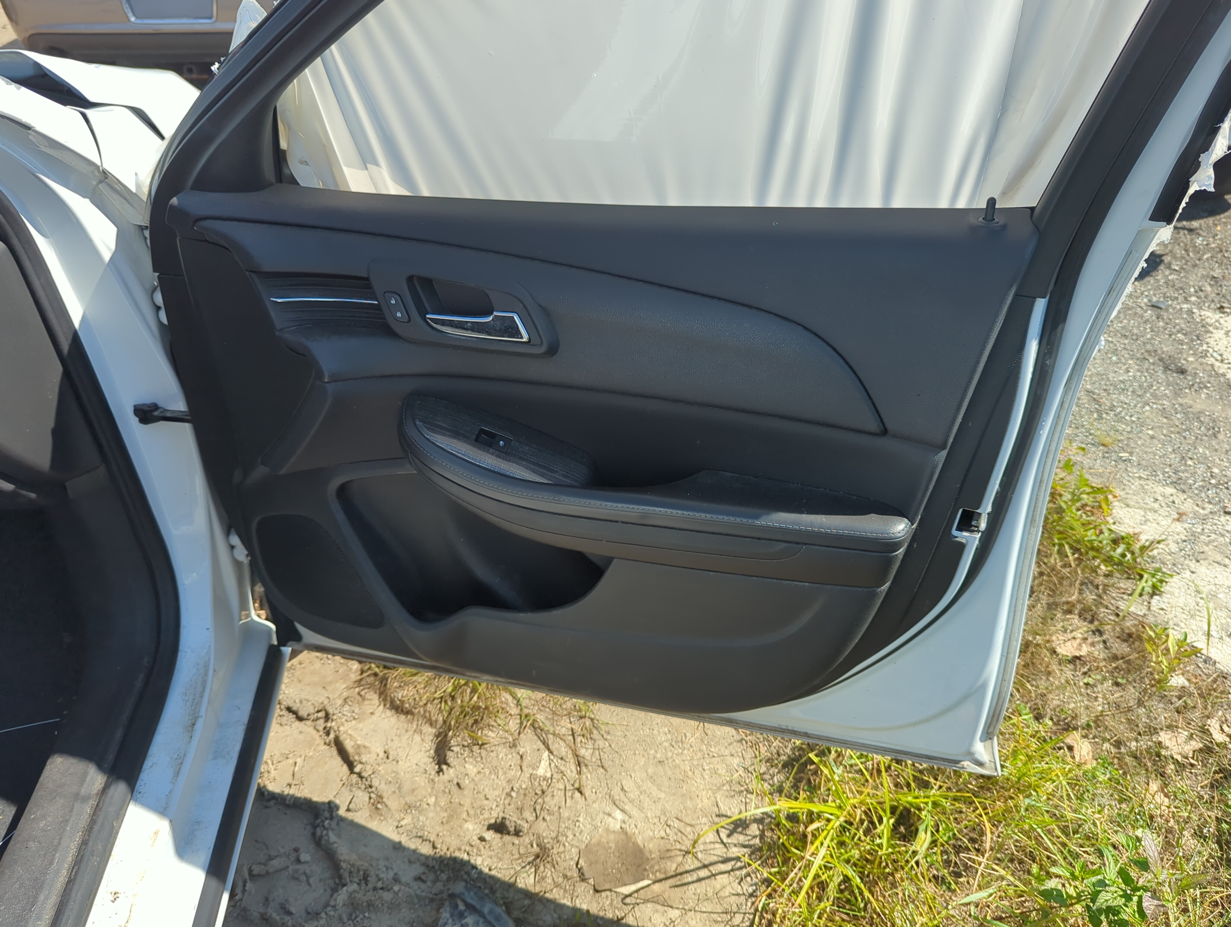 2015 Chevrolet Malibu Front Right Passenger Interior Door Panel Trim 1143794 - Oemusedautoparts1.com
