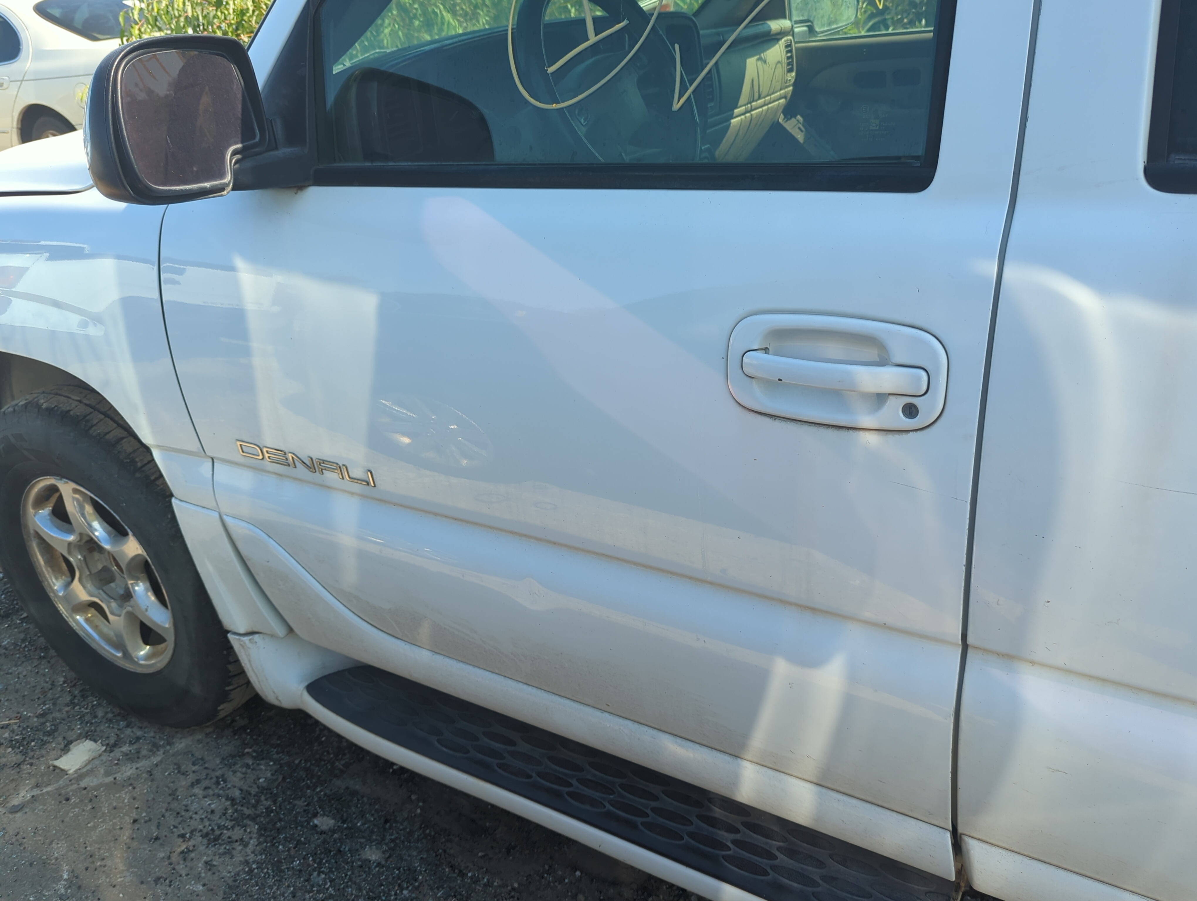 Picture of 2000-2006 Gmc Yukon Driver Front Door Oem 1144283