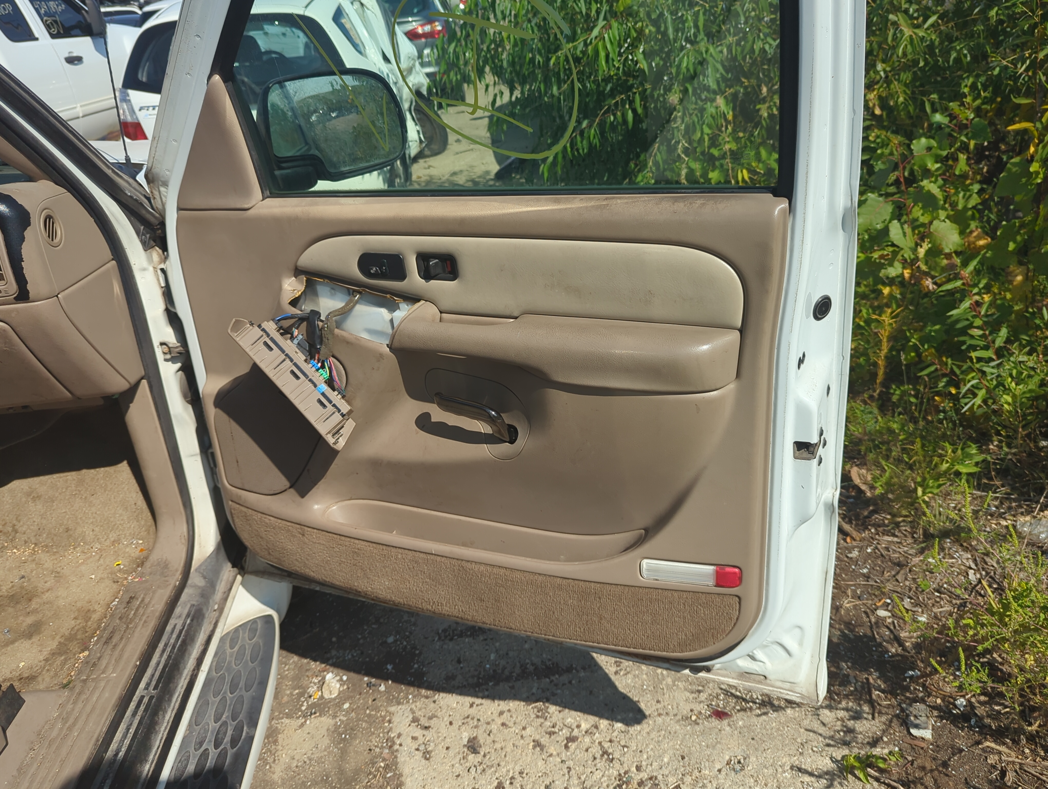 2003 Gmc Yukon Front Right Passenger Interior Door Panel Trim 1144344 - Oemusedautoparts1.com