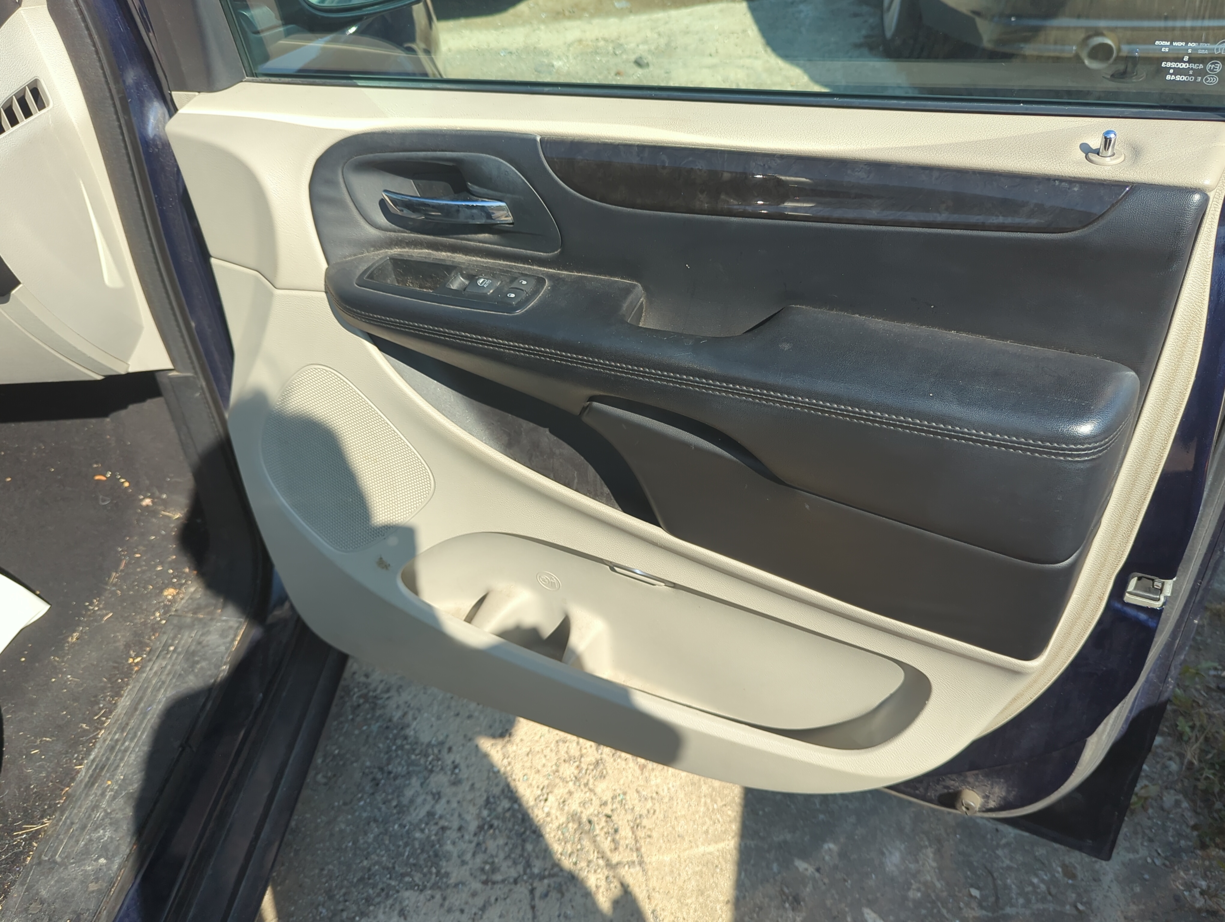 2013 Dodge Grand Caravan Front Right Passenger Interior Door Panel Trim 1144626 - Oemusedautoparts1.com