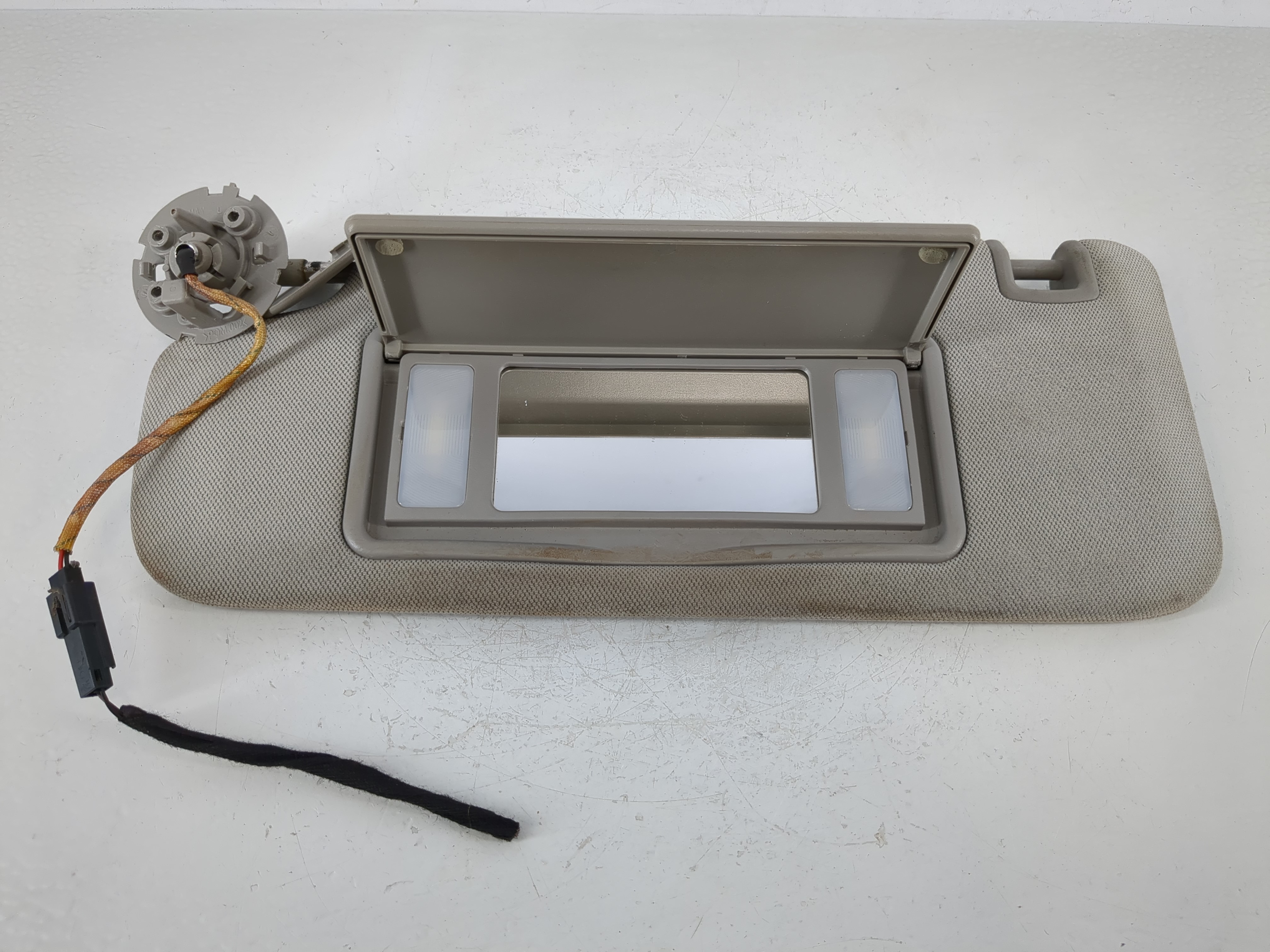 2013-2016 Chevrolet Malibu Driver Sun Visor Mirror Left Sunvisor Grey 1144910 - Oemusedautoparts1.com