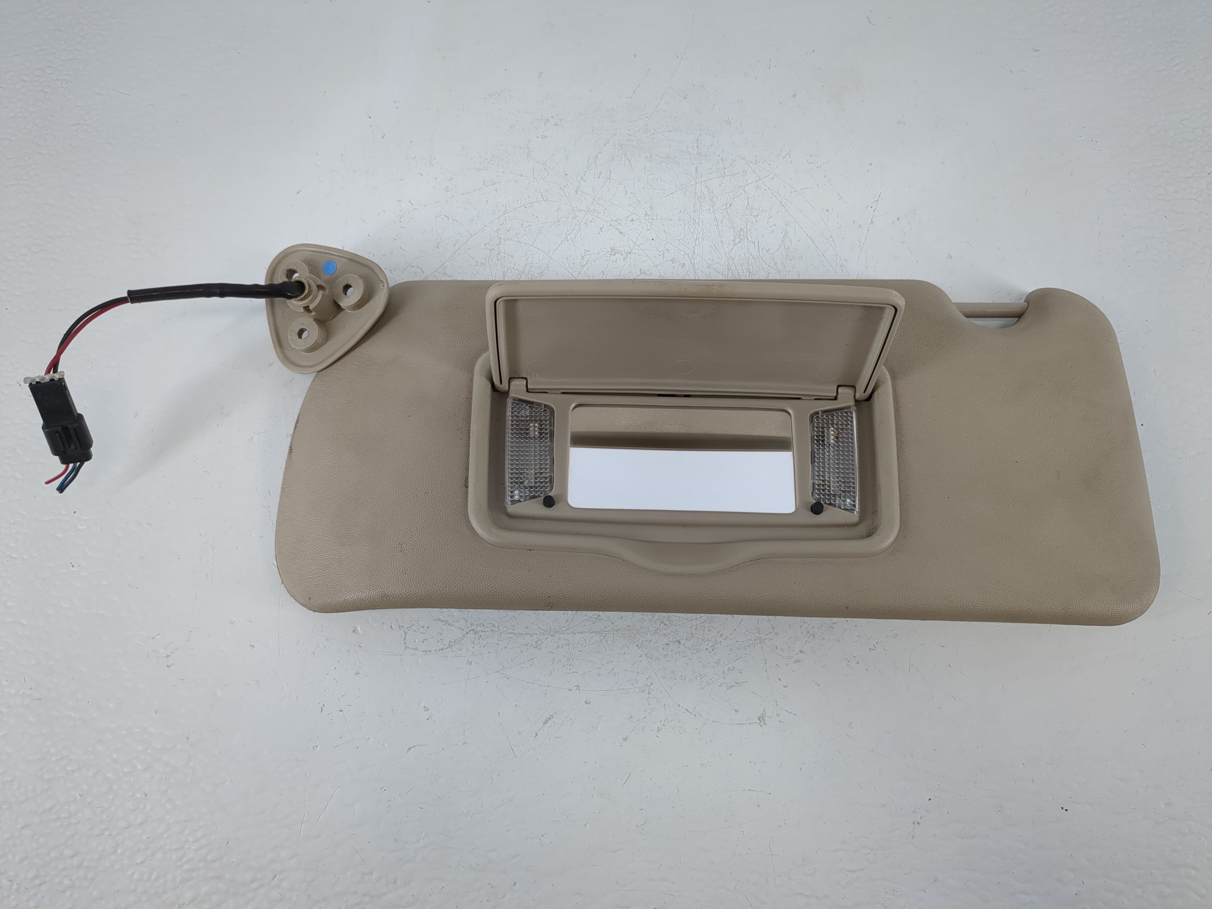 2003-2007 Cadillac Cts Driver Sun Visor Mirror Left Sunvisor Beige 1144915 - Oemusedautoparts1.com