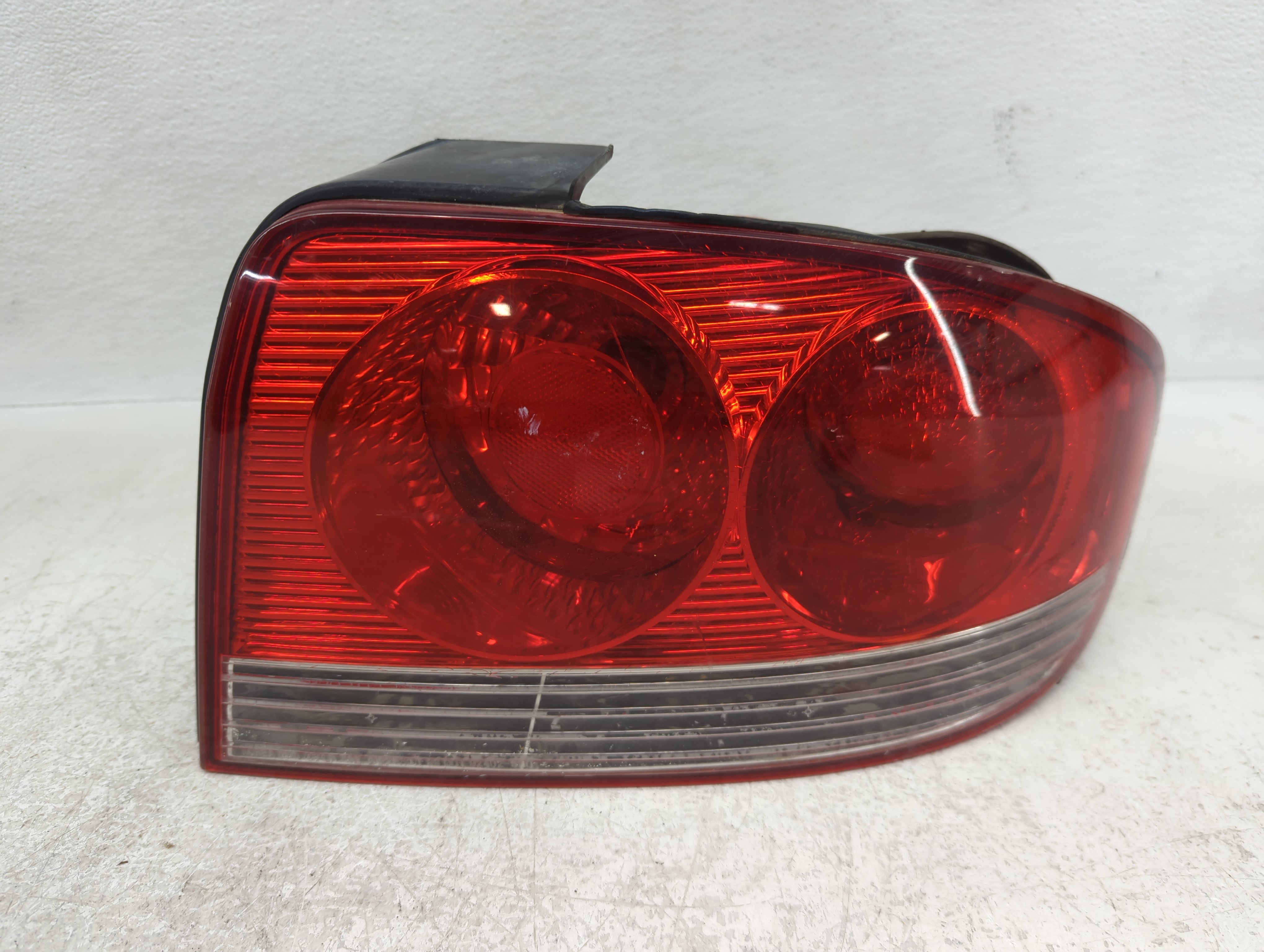 Picture of 2002-2005 Hyundai Sonata Driver Left Side Tail Light Taillight Oem 1145801