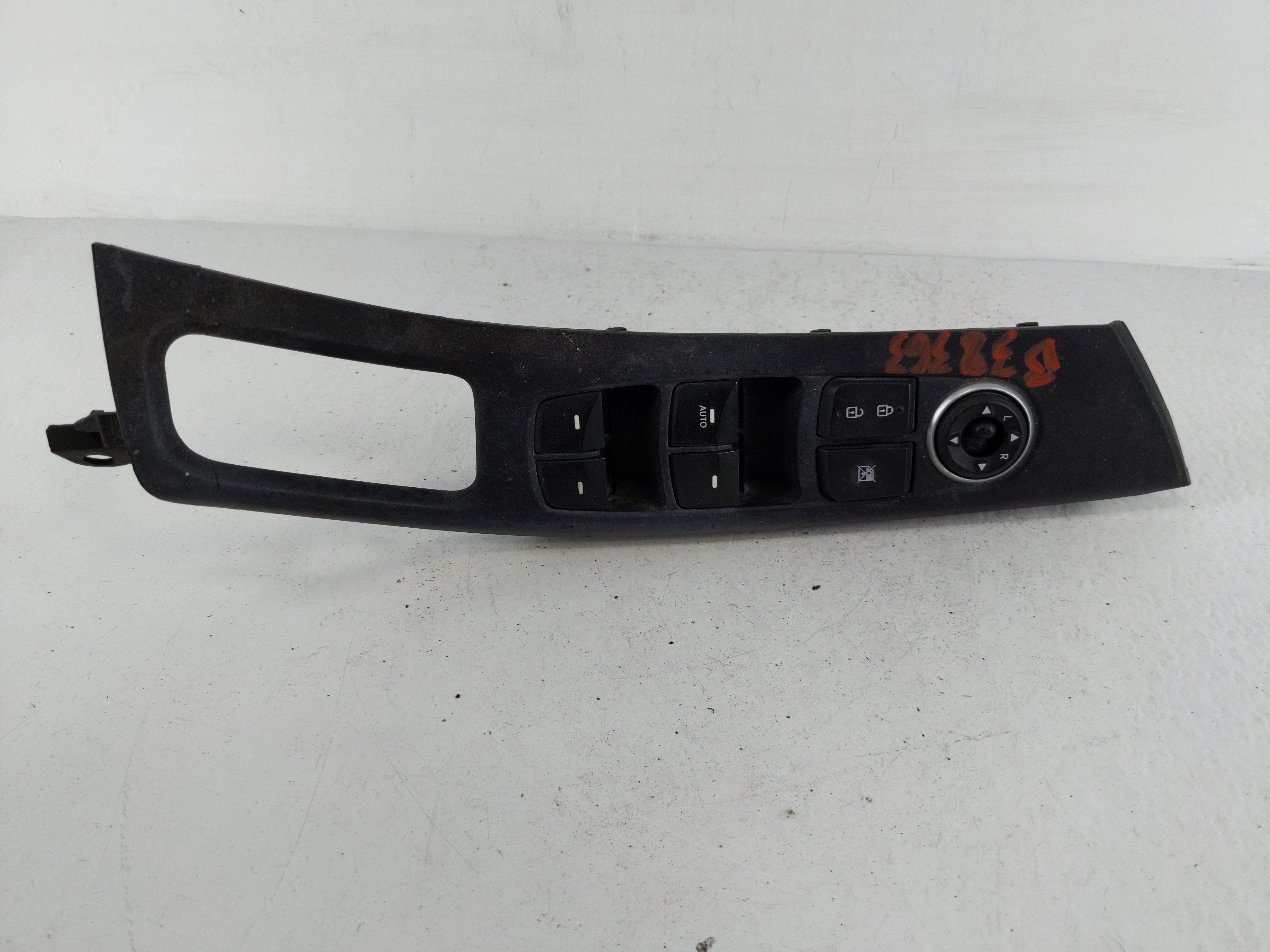 2014-2016 Hyundai Elantra Driver Left Door Master Power Window Switch 1148457 - Oemusedautoparts1.com