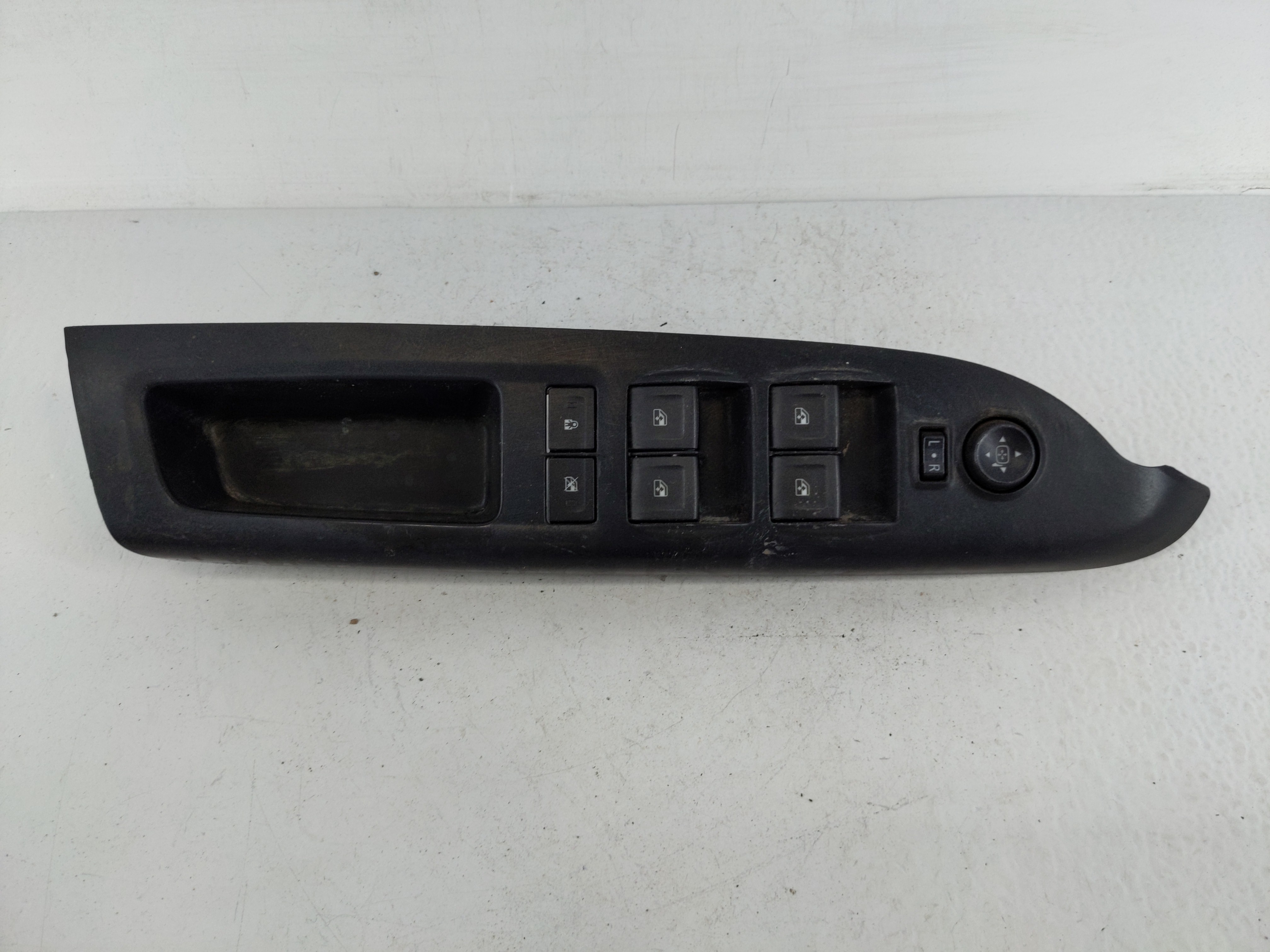 2014 Chevrolet Silverado 1500 Driver Left Door Master Power Window Switch 1148786 - Oemusedautoparts1.com