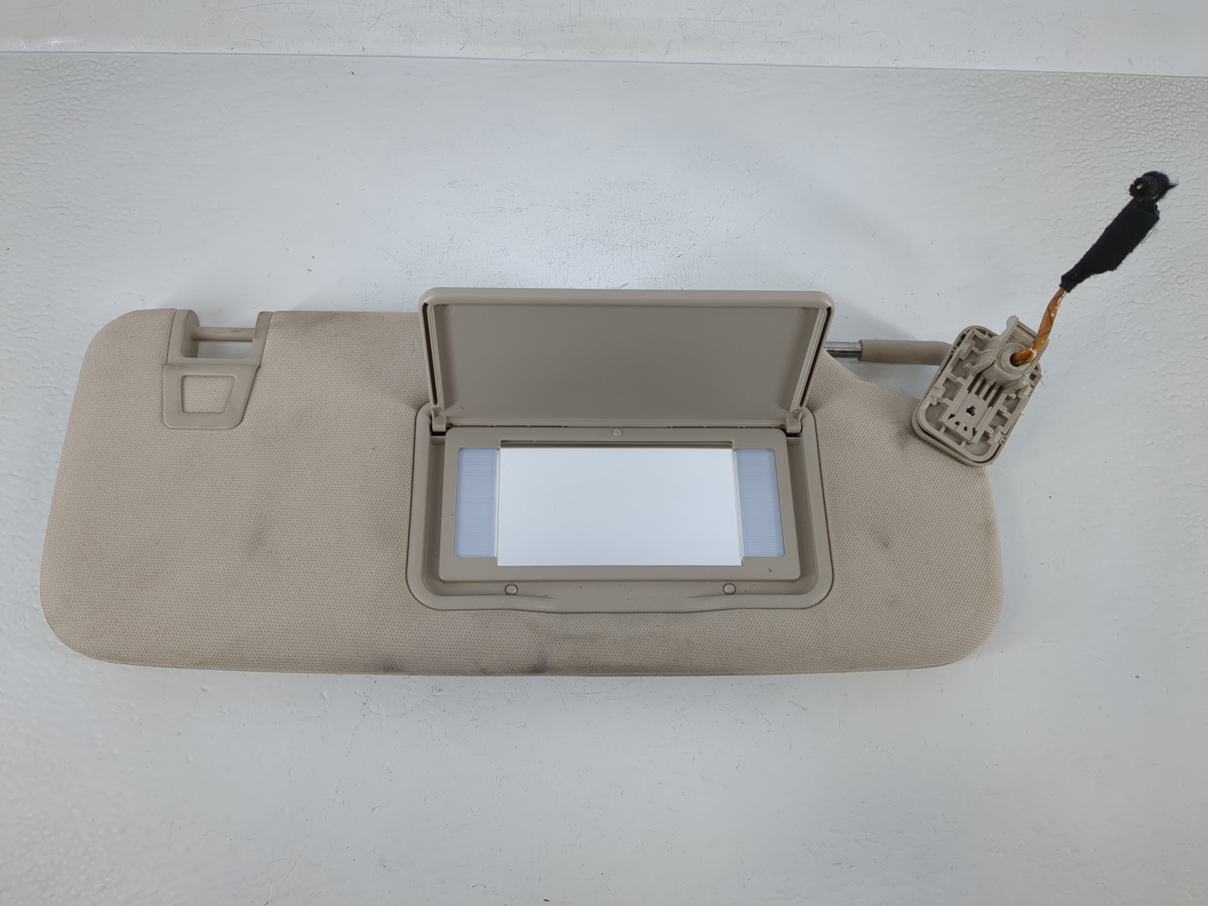 2020 Ford Explorer Passenger Sun Visor Mirror Right Sunvisor Tan 1149431 - Oemusedautoparts1.com
