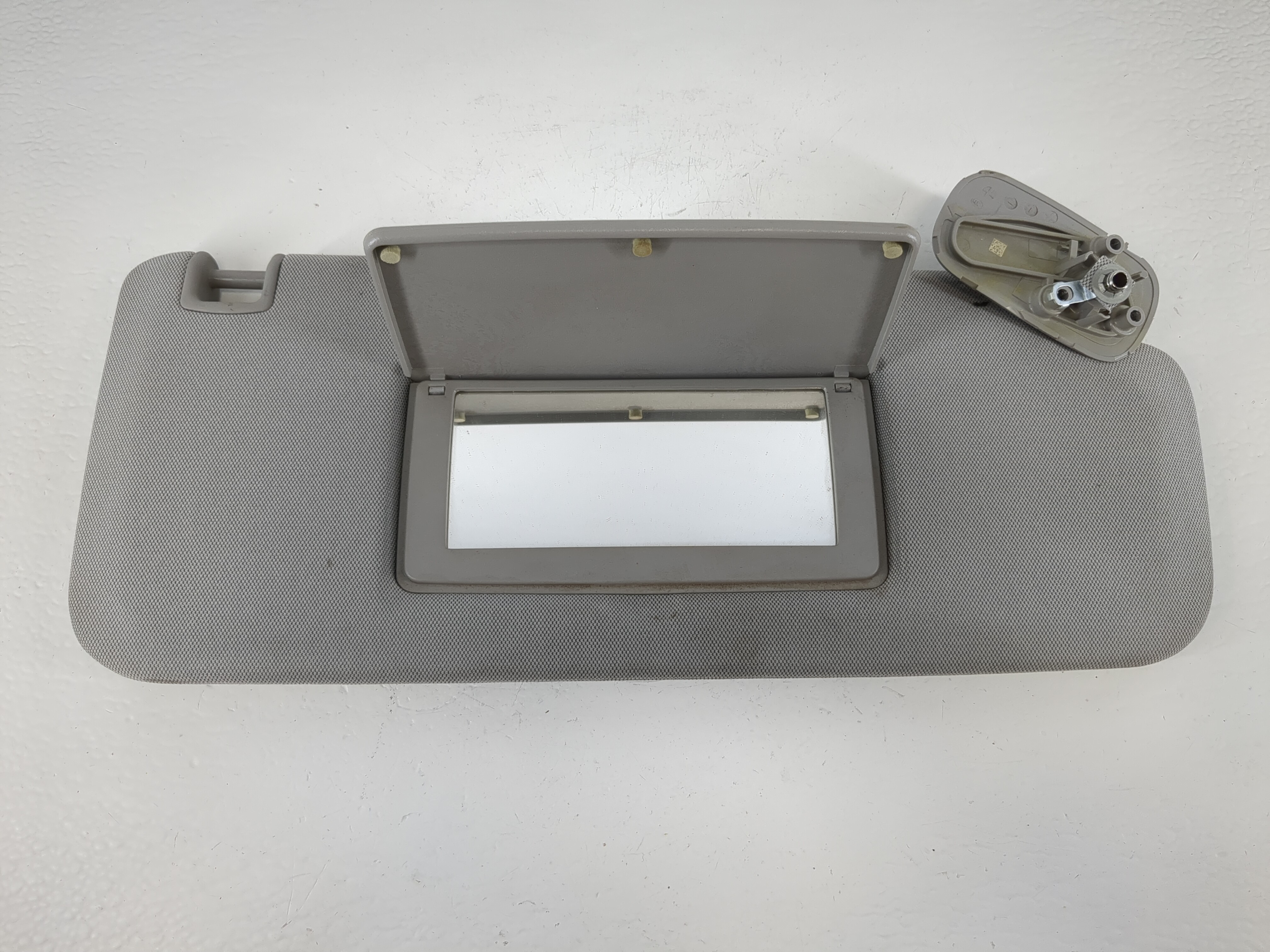 2015 Chevrolet Silverado 2500 Passenger Sun Visor Mirror Right Sunvisor 1150596 - Oemusedautoparts1.com