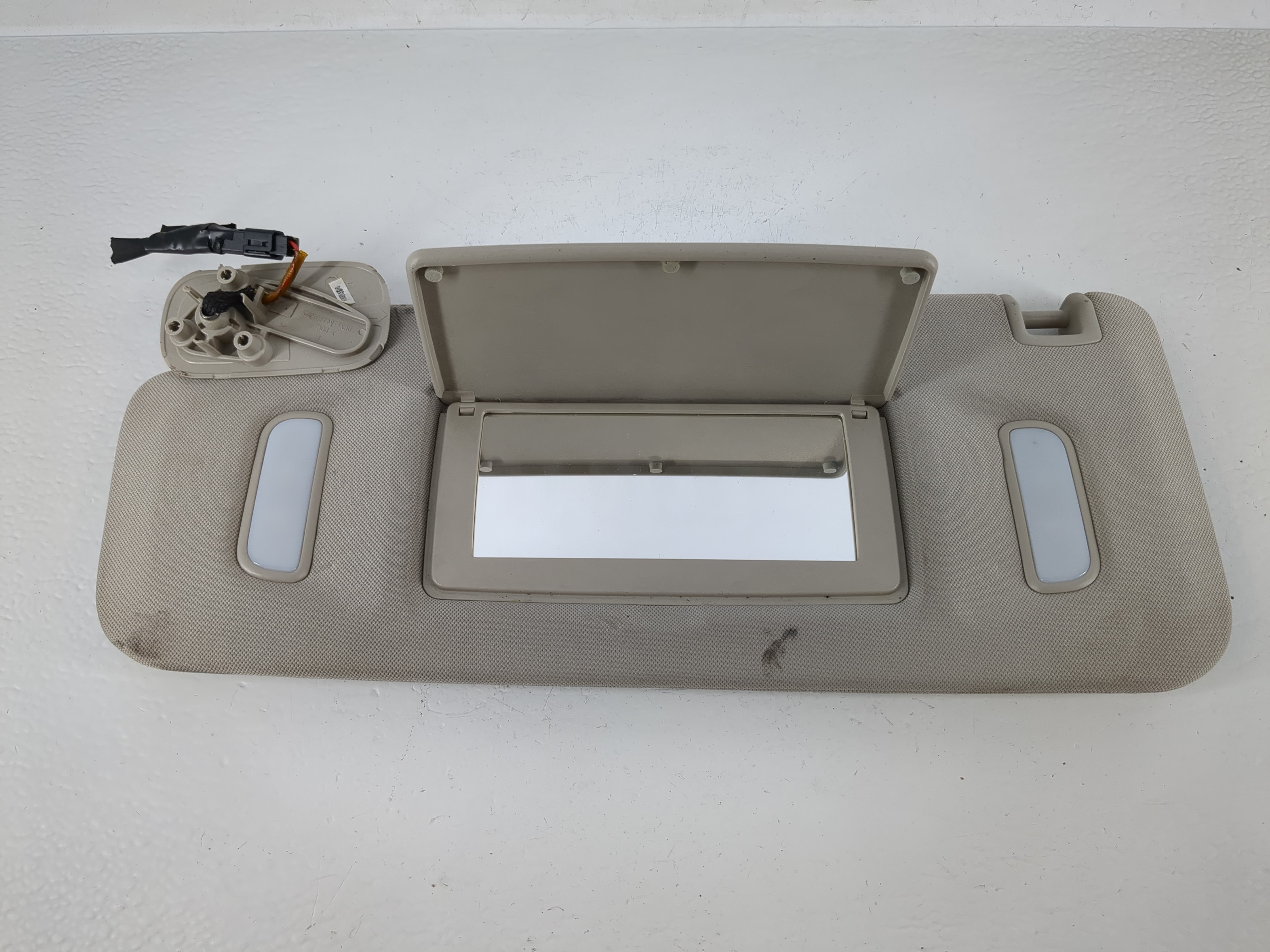 2007-2014 Cadillac Escalade Esv Driver Sun Visor Mirror Left Sunvisor 1152330 - Oemusedautoparts1.com