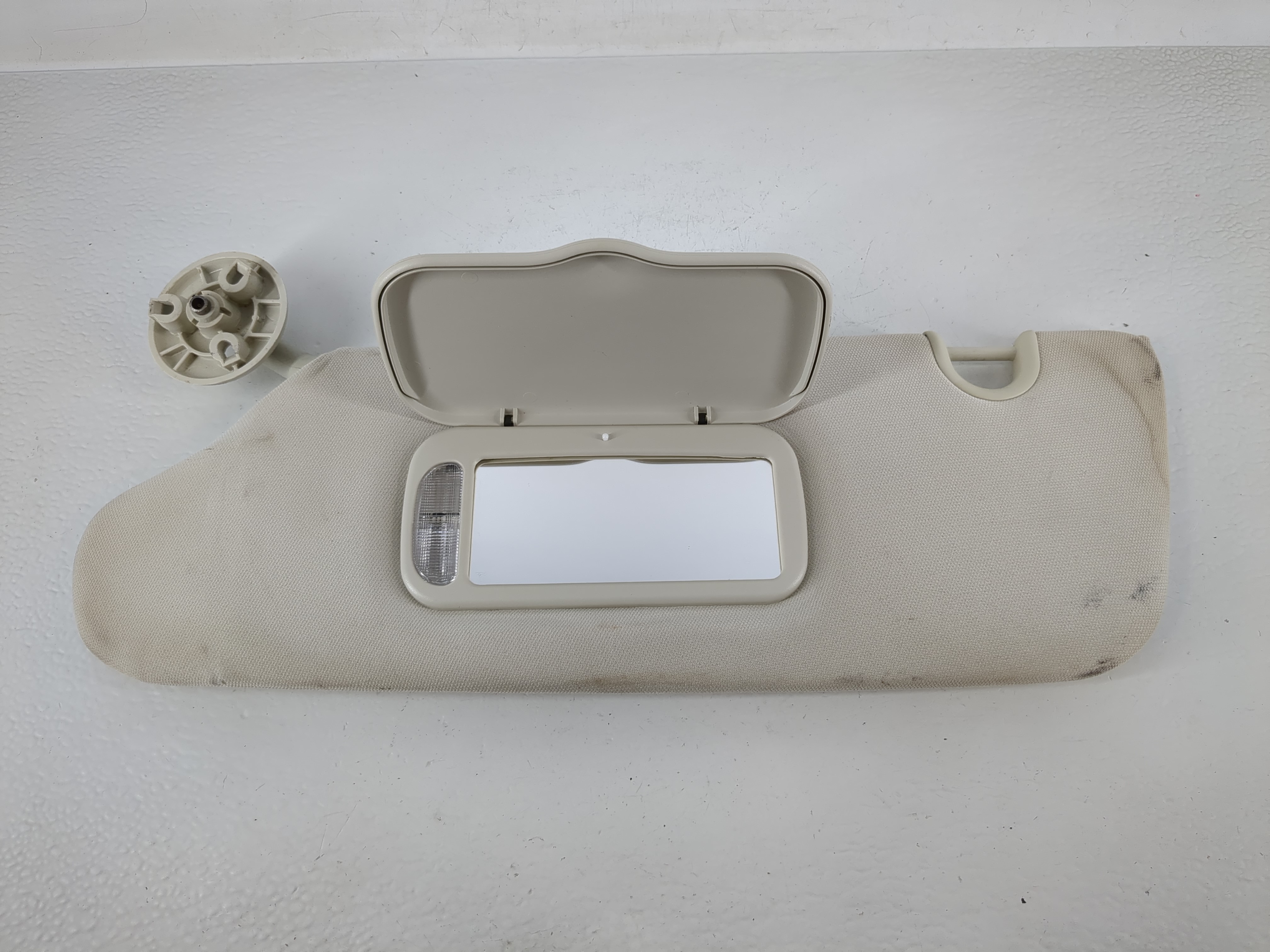 2008-2010 Chrysler Town & Country Driver Sun Visor Mirror Left Sunvisor 1152414 - Oemusedautoparts1.com