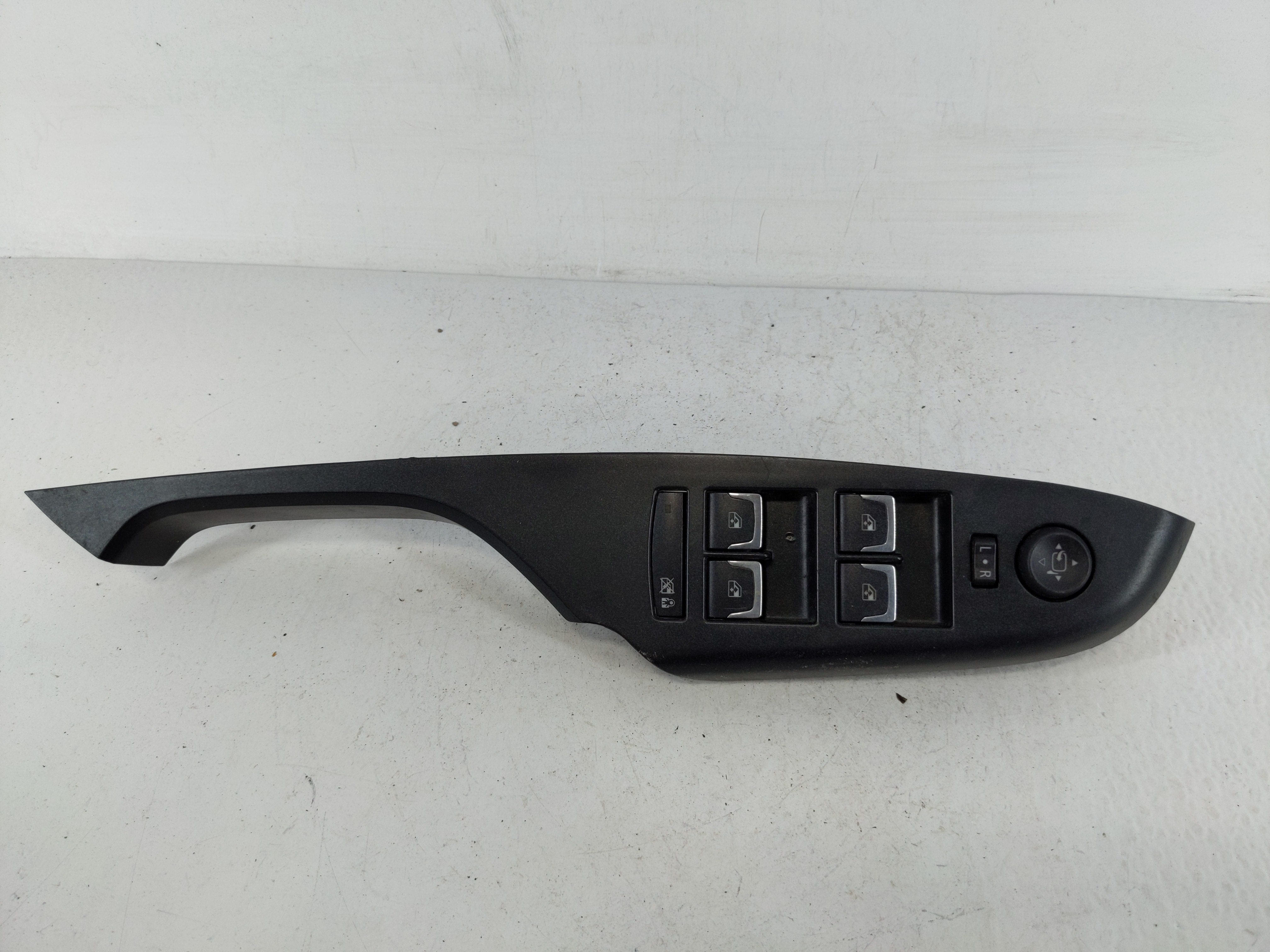 2013-2014 Cadillac Srx Driver Left Door Master Power Window Switch 1152491 - Oemusedautoparts1.com