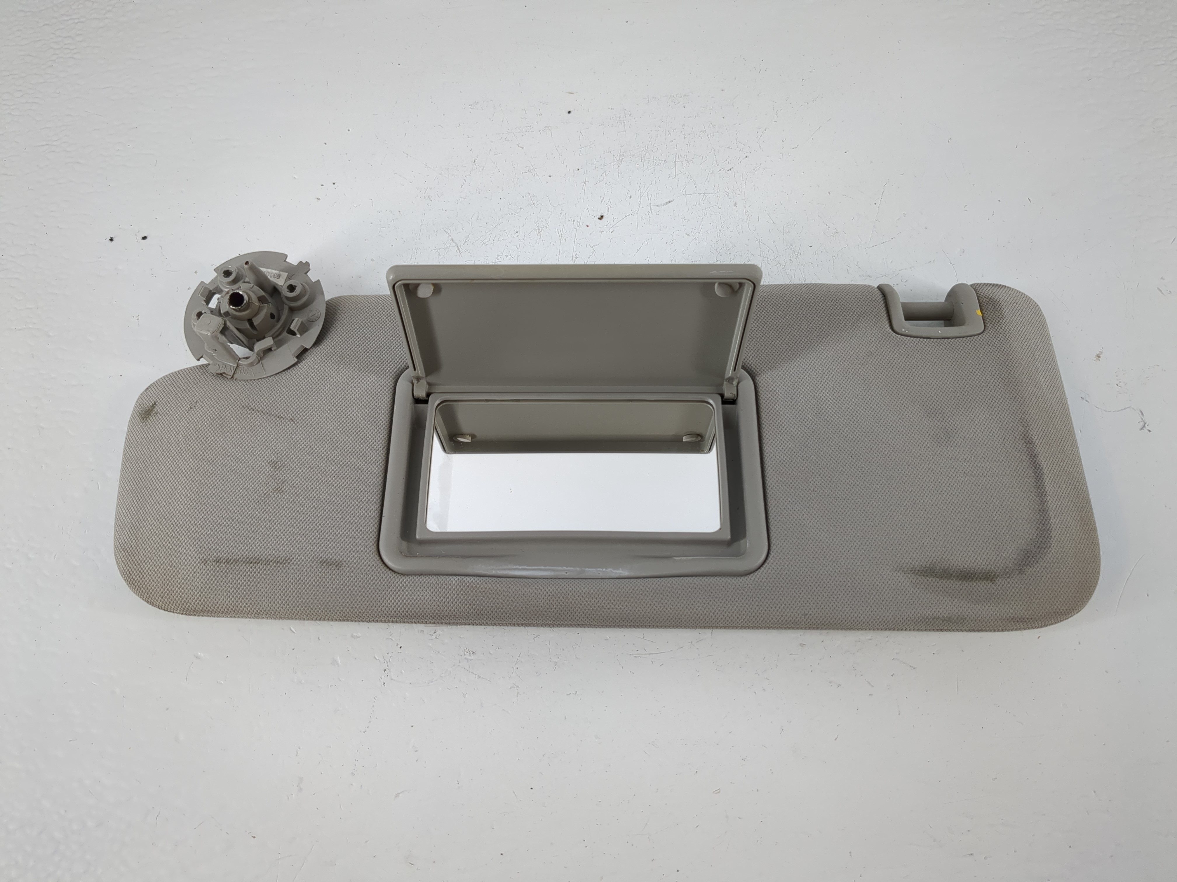 2004-2012 Chevrolet Malibu Passenger Sun Visor Mirror Right Sunvisor 1152692 - Oemusedautoparts1.com