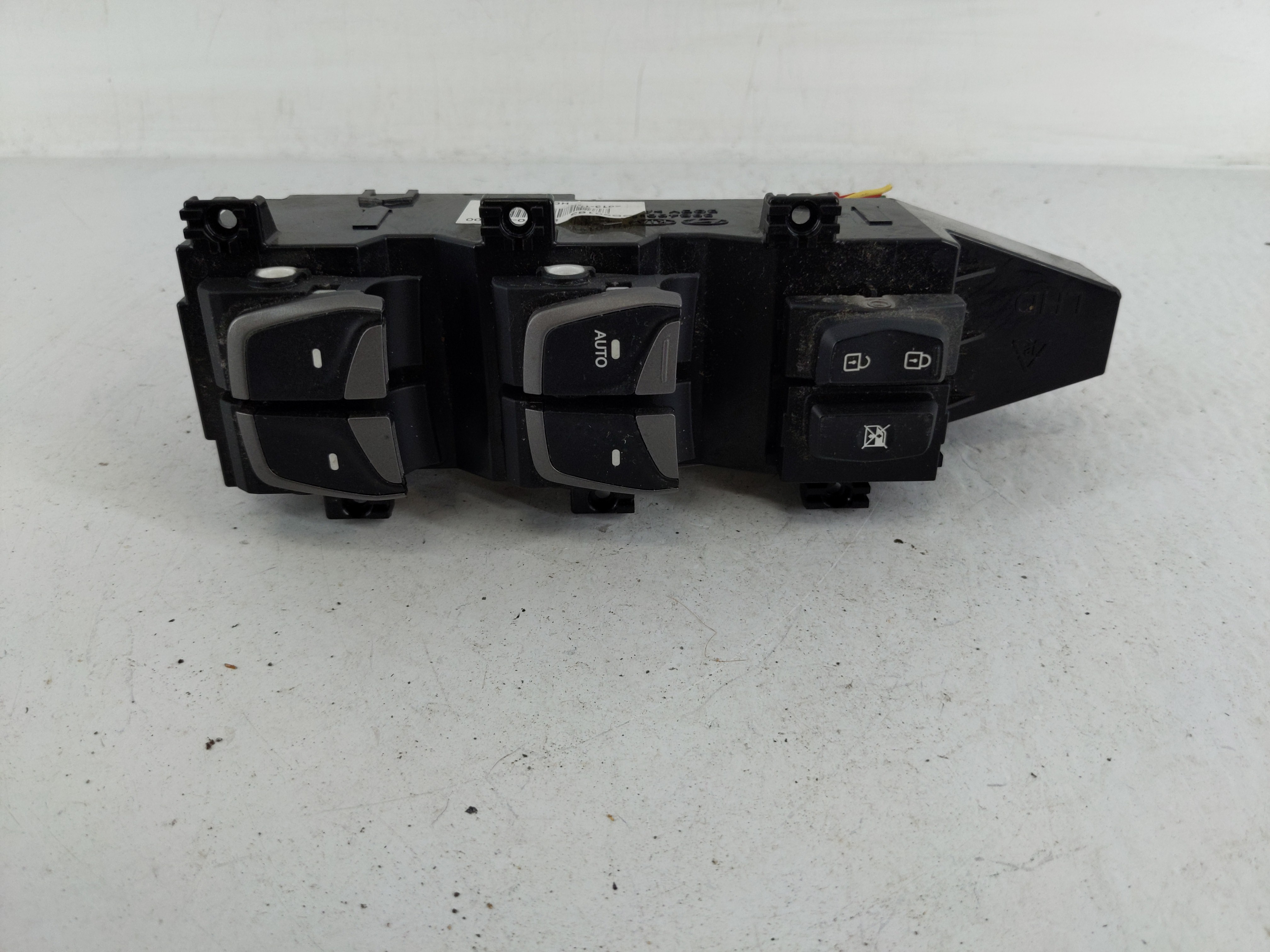 2013-2016 Hyundai Santa Fe Driver Left Door Master Power Window Switch 1153220 - Oemusedautoparts1.com