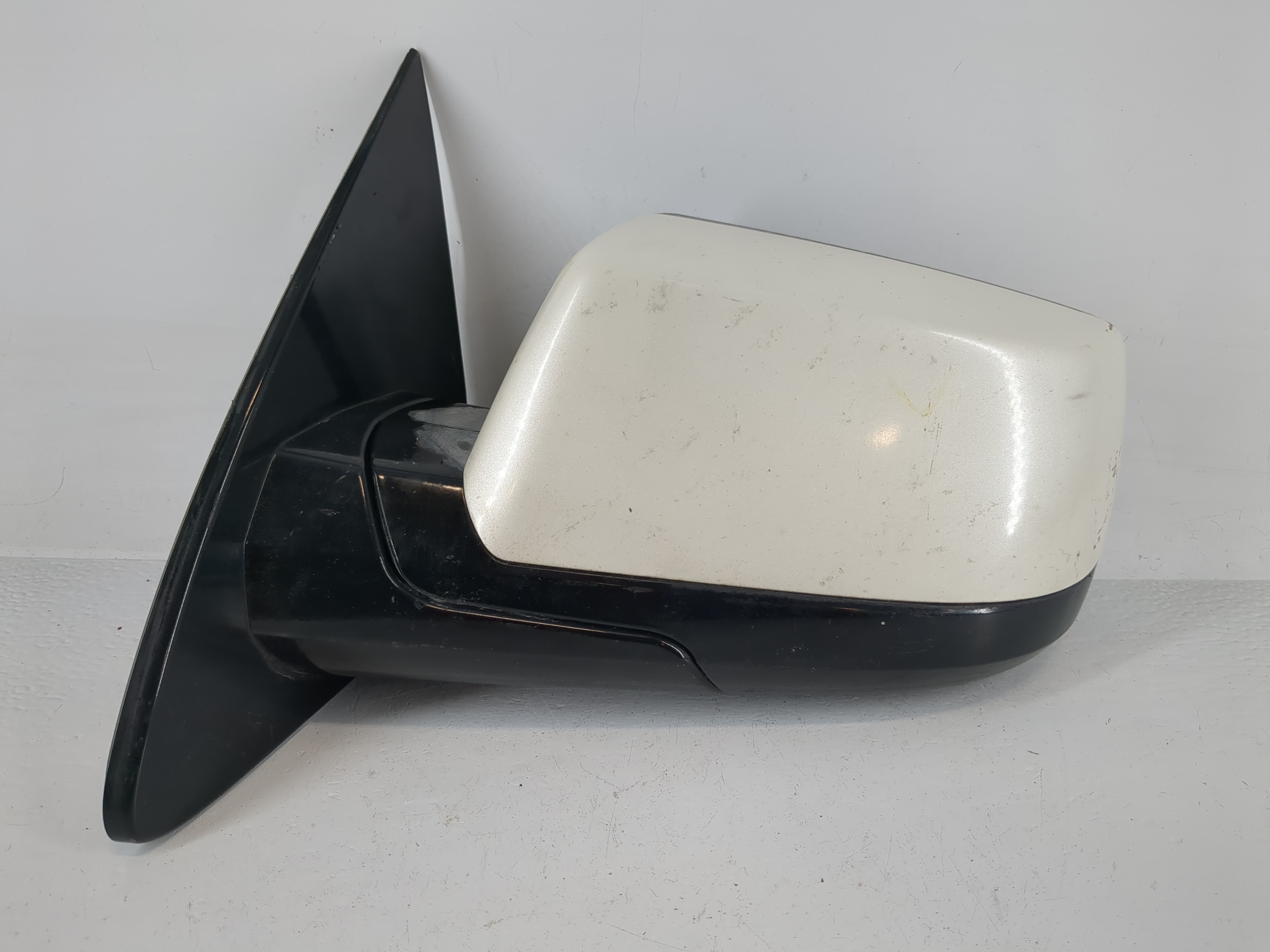 Gmc Yukon Xl 1500 Driver Left Side View Power Door Mirror White 1153751 - Oemusedautoparts1.com