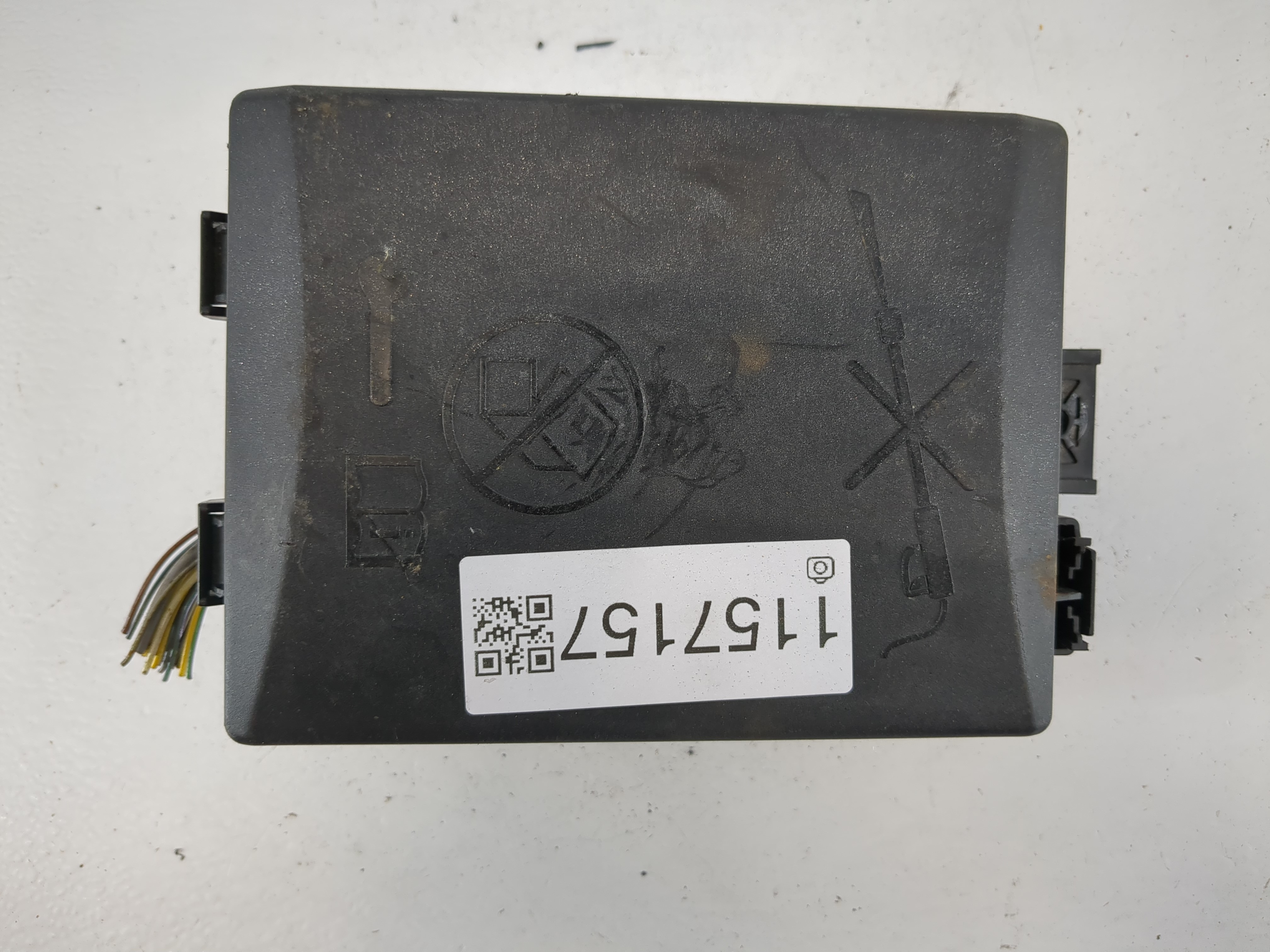 Picture of 2017-2019 Chevrolet Sonic Fusebox Fuse Box Relay Module 42556517 1157157