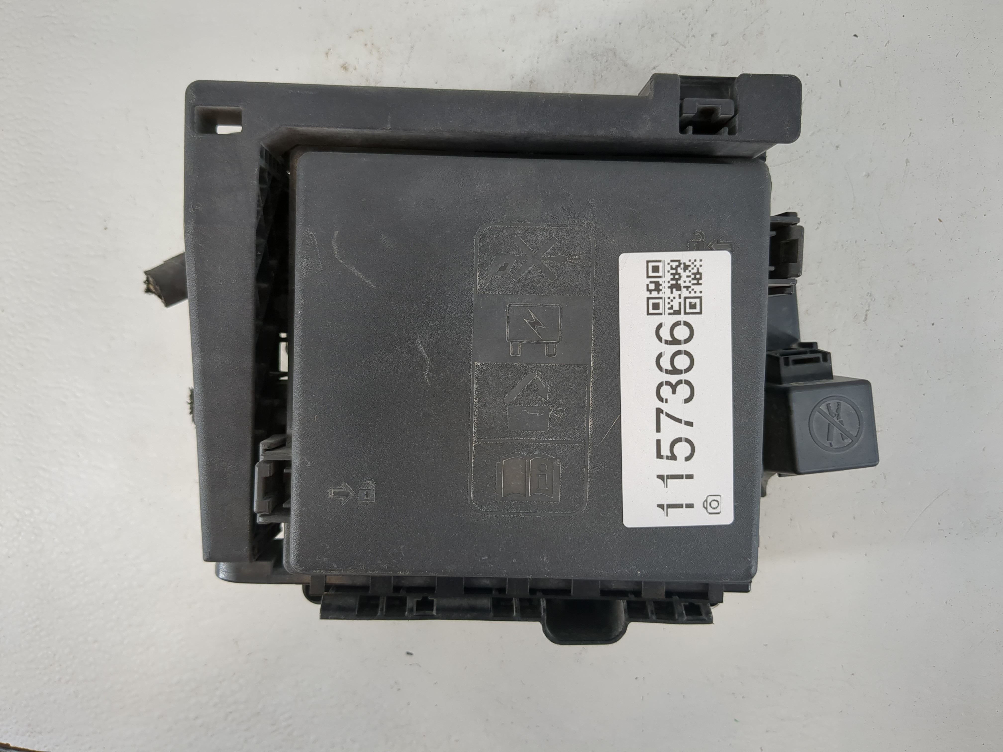 Picture of 2020-2022 Chevrolet Traverse Fusebox Fuse Box Relay Module 7154-0936-30 1157366
