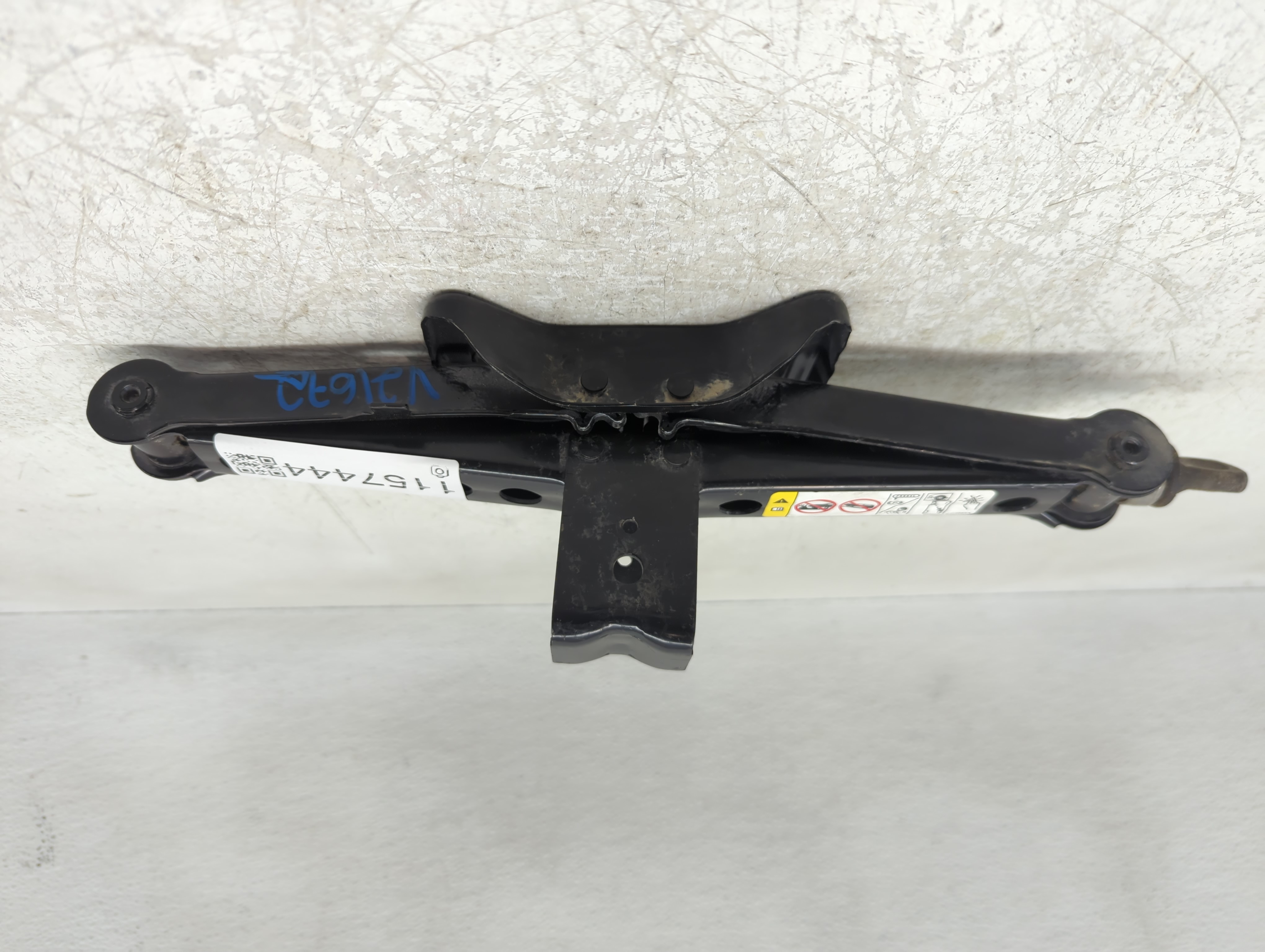 2018 Dodge Journey Spare Scissor Car Jack 1157444 - Oemusedautoparts1.com
