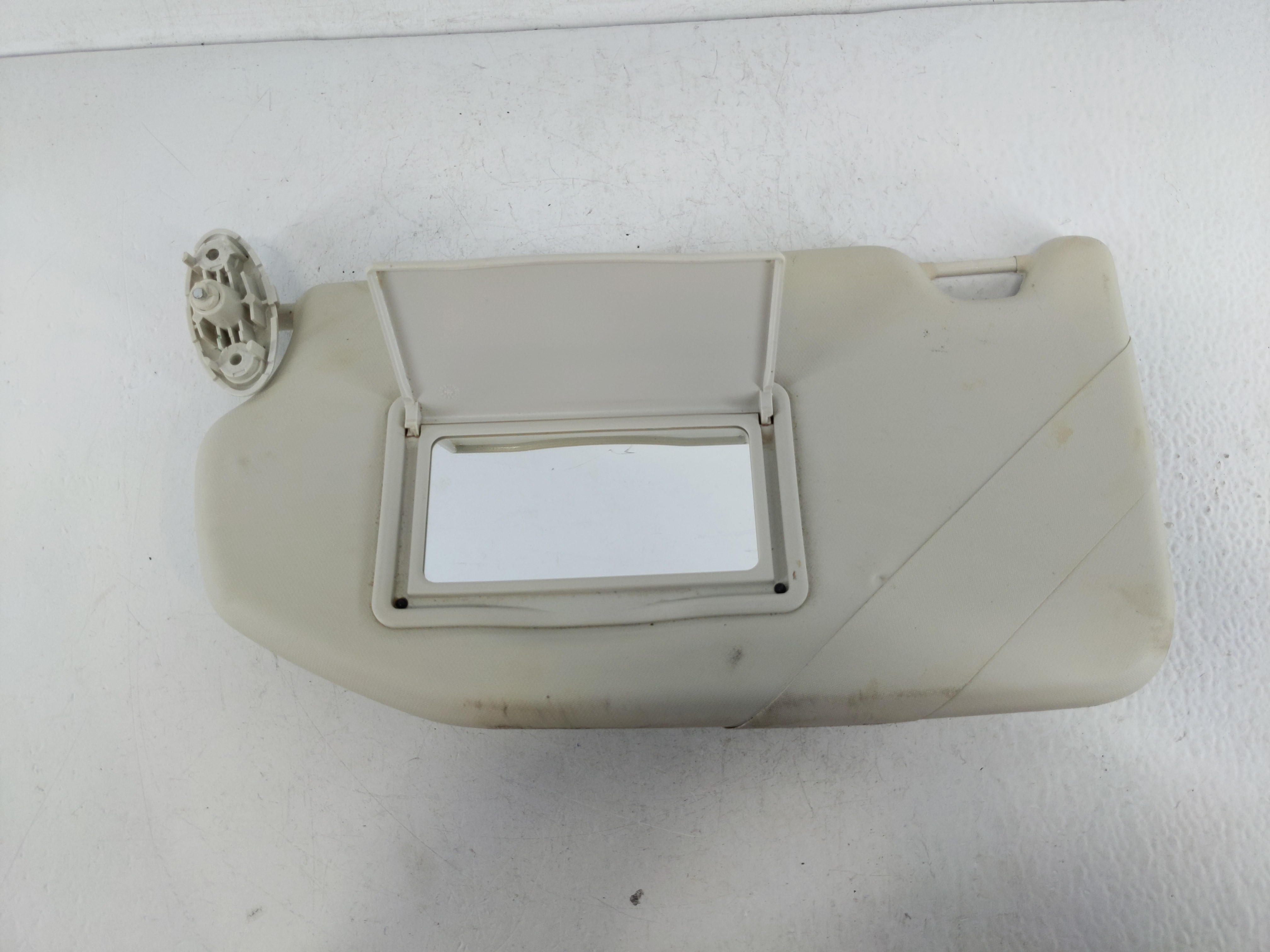 2021-2022 Ford Ecosport Passenger Sun Visor Mirror Right Sunvisor Cream 1157479 - Oemusedautoparts1.com